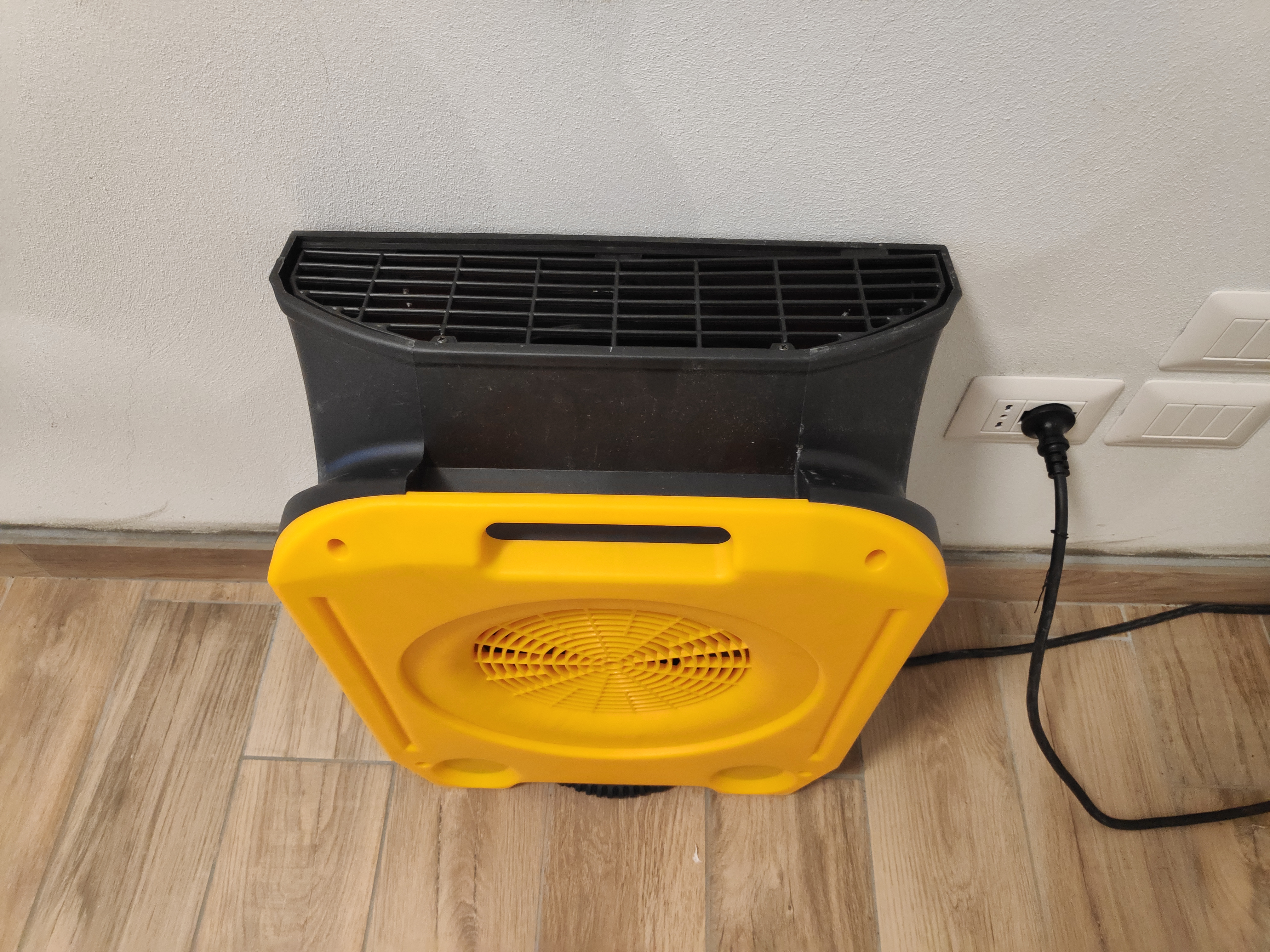 Il Master CDX 20 è un soffiatore professionale, portatile, mobile e silenzioso utilizzato per l'areazione e l'essiccazione di pavimenti. 