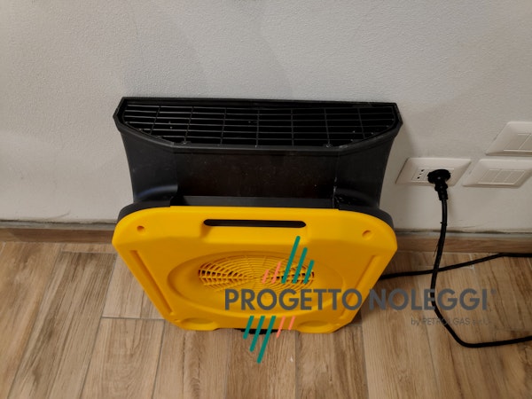 Utilizzo a prete - Ventilatore Master CDX 20 Il Master CDX 20 è un soffiatore professionale, portatile, mobile e silenzioso utilizzato per l'areazione e l'essiccazione di pavimenti.
