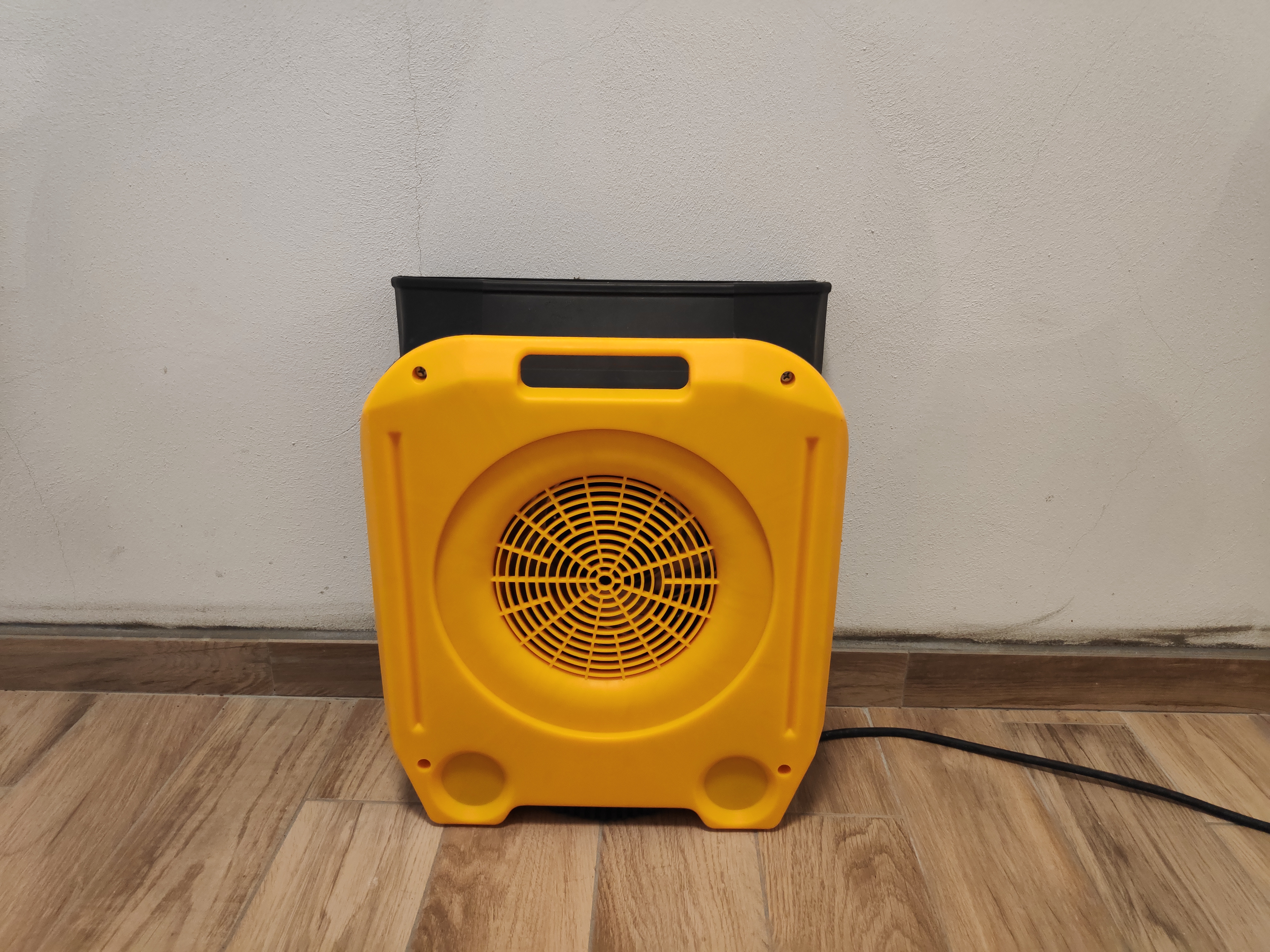 Il Master CDX 20 è un soffiatore professionale, portatile, mobile e silenzioso utilizzato per l'areazione e l'essiccazione di pavimenti. 