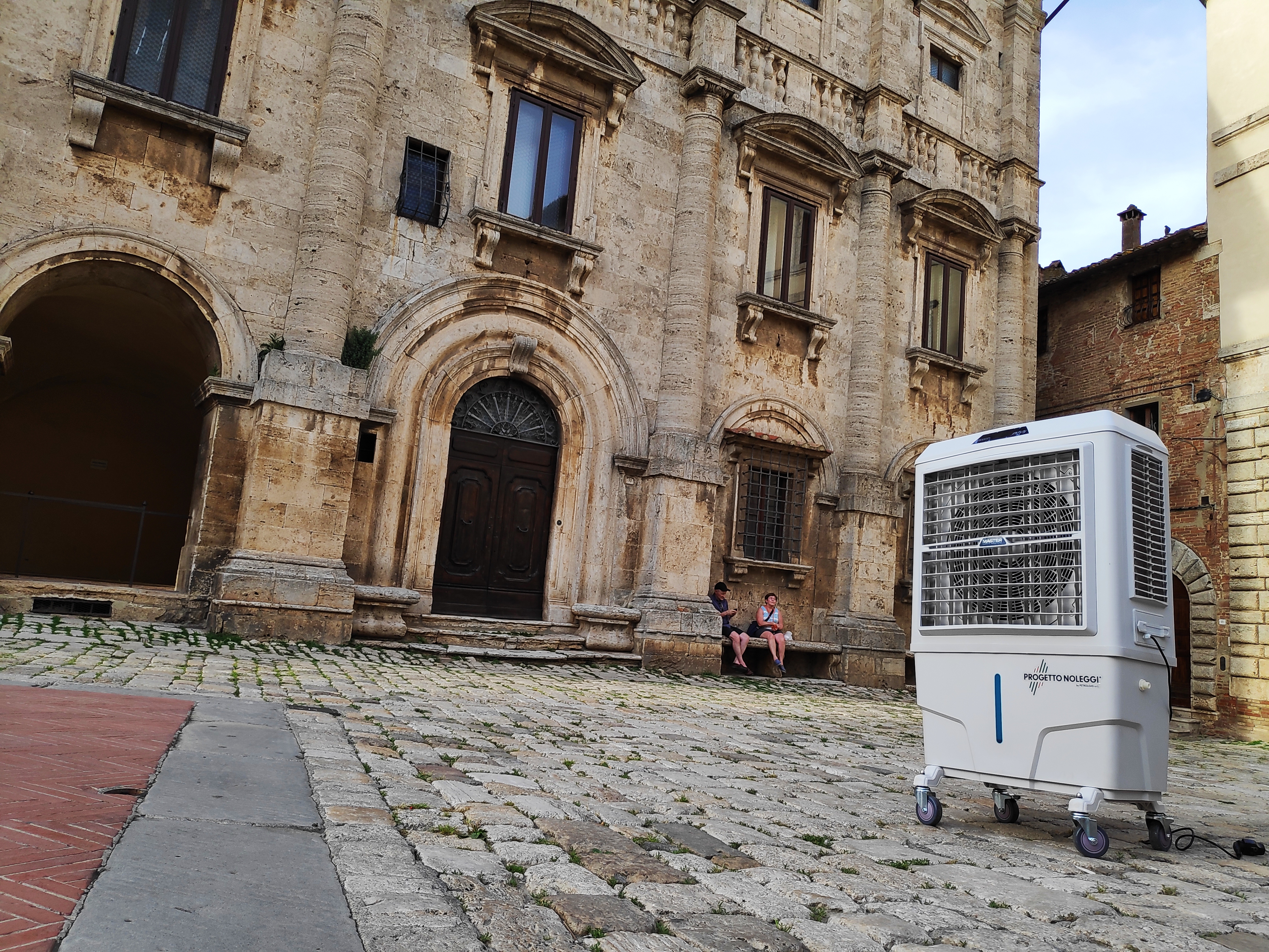 Dotato di Ionizzatore che migliora la qualità dell'aria, Master BC 80 purifica l'aria da polveri, oli, cattivi odori e particelle sospese nell'aria. Costruito con plastiche resistenti agli urti.