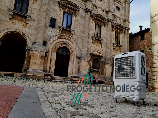 Master BC 80 - Raffrescatore Evaporativo Portatile Dotato di Ionizzatore che migliora la qualità dell'aria, Master BC 80 purifica l'aria da polveri, oli, cattivi odori e particelle sospese nell'aria. Costruito con plastiche resistenti agli urti.