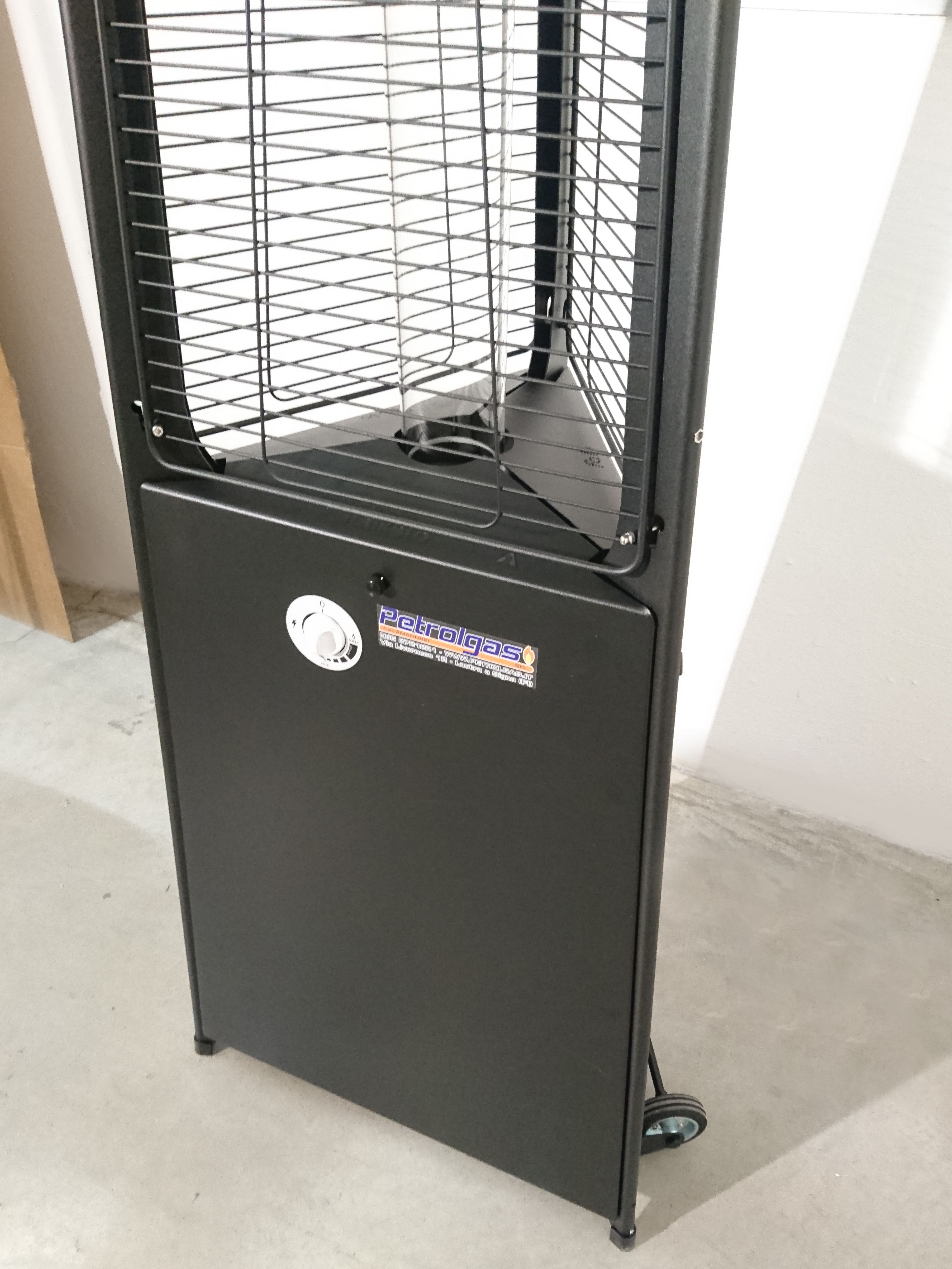 LuxuryCalor Falò Evo crea una calda ed invitante atmosfera con un tocco di design e bellezza. Potenza 10 kW alimentato con bombole di GPL propano.