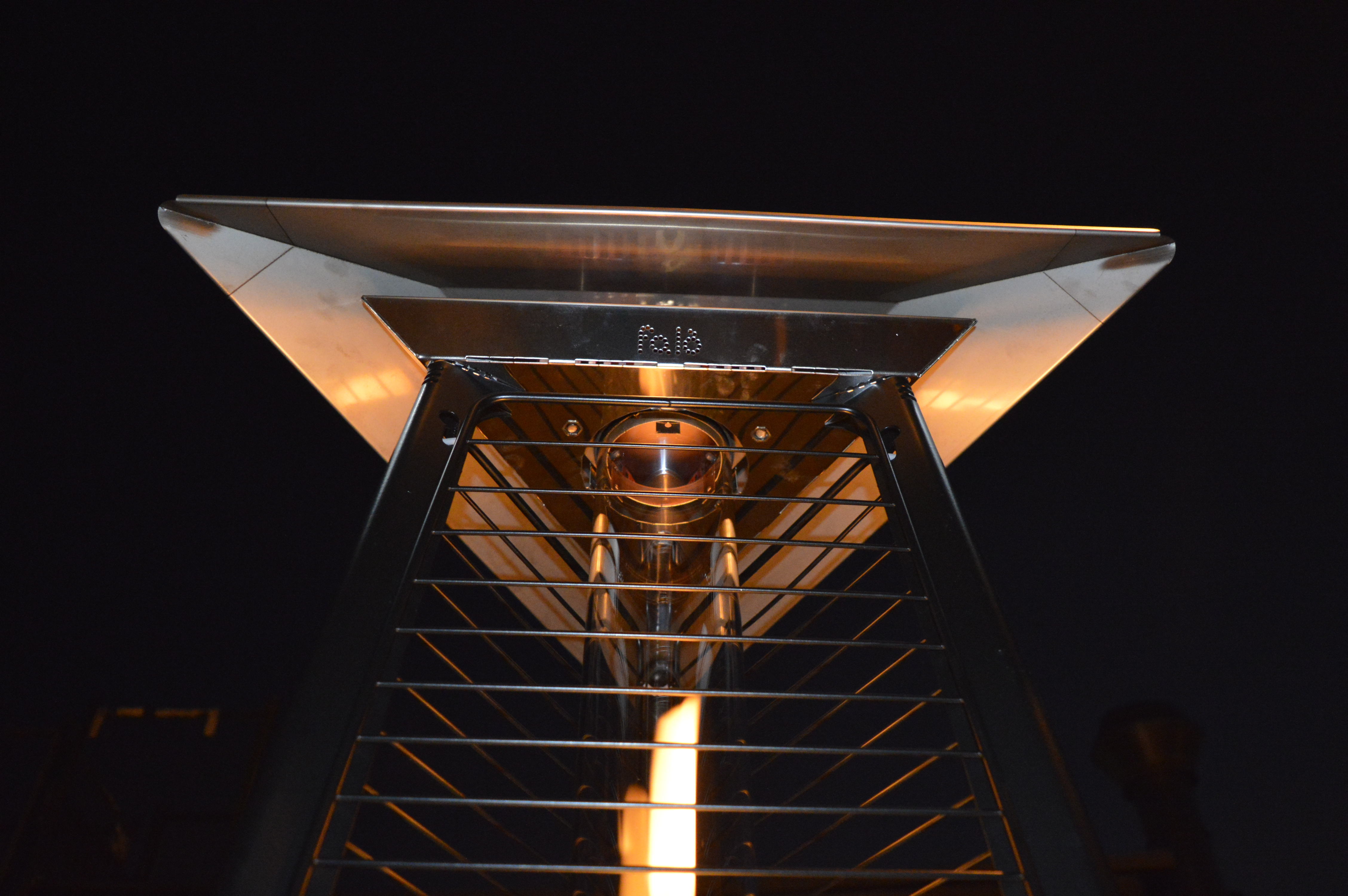 Un dettagglio del LuxyCalor Falò Evo, riscaldatore da esterni prodotto interamente in Italia.