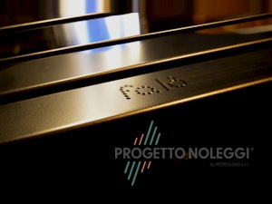 LuxuryCalor Falò Evo - Riscaldatore a Gas Nero Opaco LuxuryCalor Falò Evo crea una calda ed invitante atmosfera con un tocco di design e bellezza. Potenza 10 kW alimentato con bombole di GPL propano.