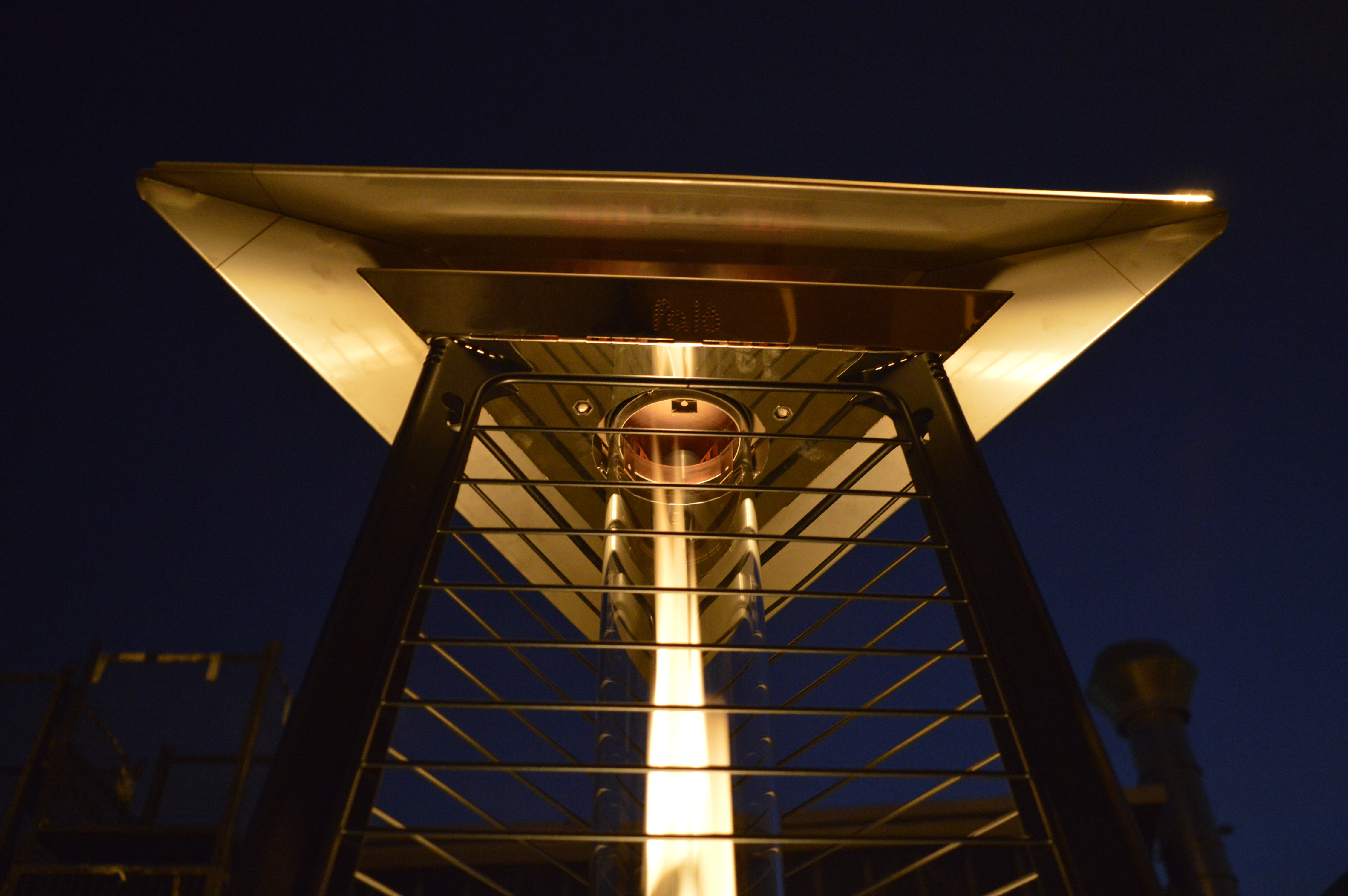 La LuxuryCalor Falò Evo crea una calda ed invitante atmosfera con un tocco di design e bellezza. Potenza 10 kW alimentato con bombole di GPL propano.