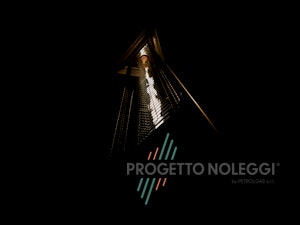 LuxuryCalor Falò Evo - Riscaldatore a Gas Nero Opaco LuxuryCalor Falò Evo crea una calda ed invitante atmosfera con un tocco di design e bellezza. Potenza 10 kW alimentato con bombole di GPL propano.