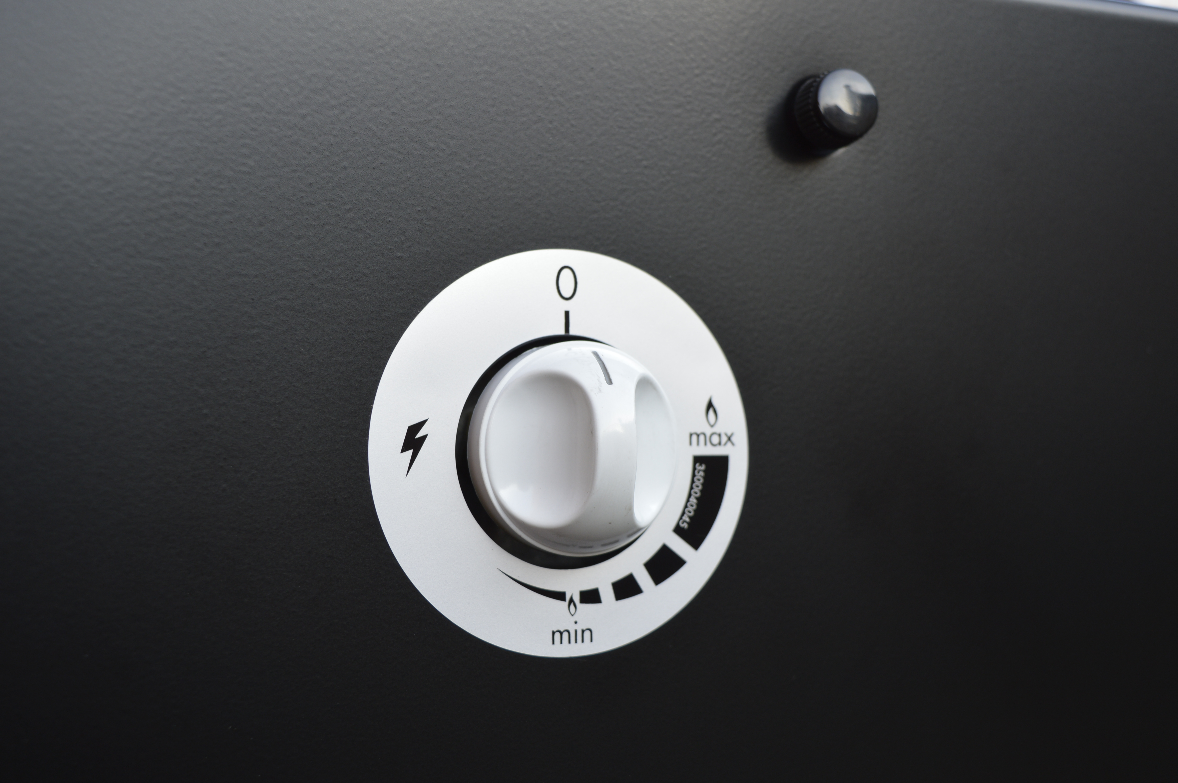 Un dettagglio del LuxyCalor Falò Evo, riscaldatore da esterni prodotto interamente in Italia.