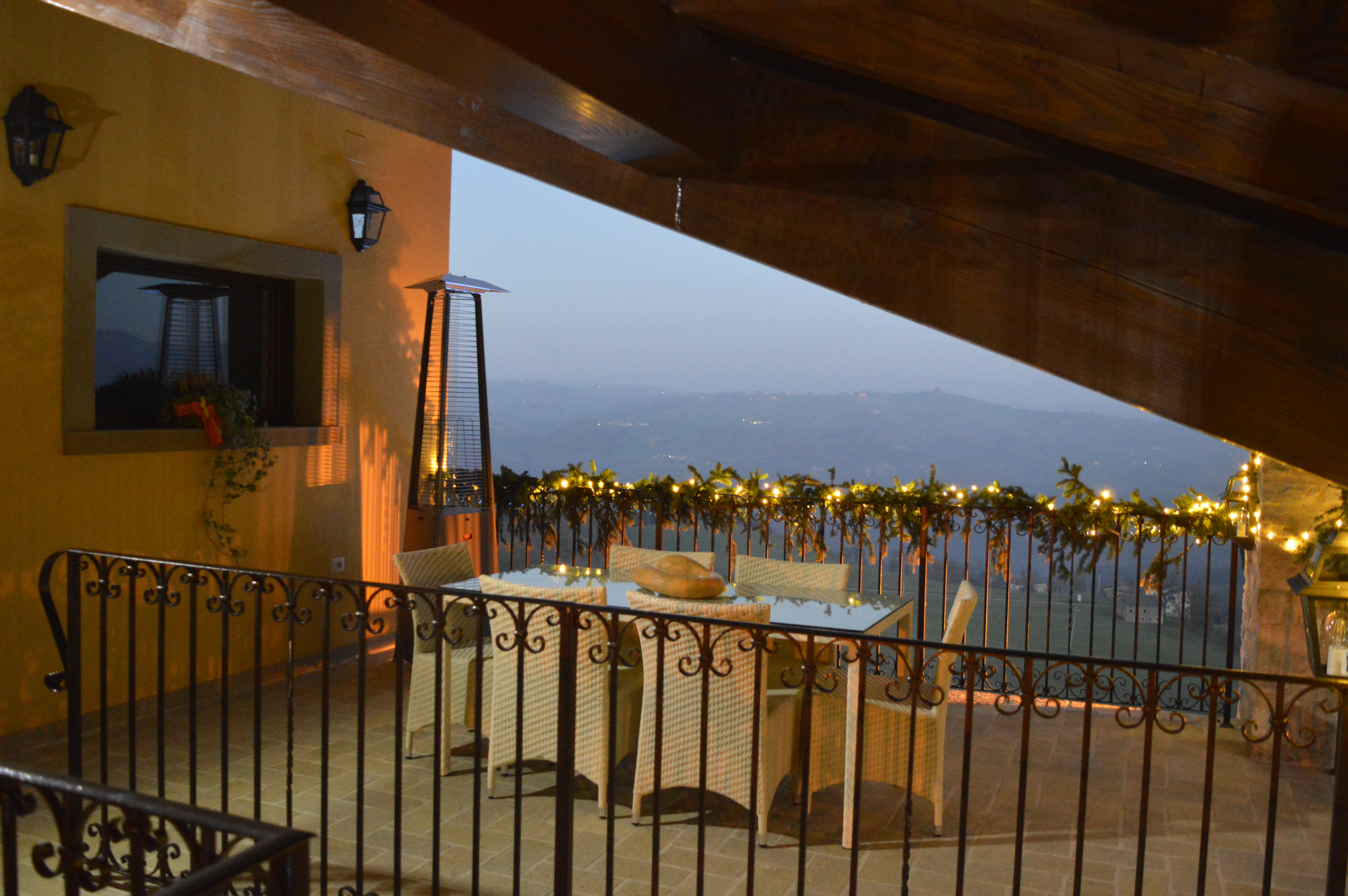 La LuxuryCalor Falò Evo crea una calda ed invitante atmosfera con un tocco di design e bellezza. Potenza 10 kW alimentato con bombole di GPL propano.