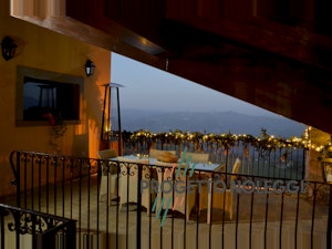 LuxuryCalor Falò Evo - Riscaldatore a gas - Ruggine Corten La LuxuryCalor Falò Evo crea una calda ed invitante atmosfera con un tocco di design e bellezza. Potenza 10 kW alimentato con bombole di GPL propano.