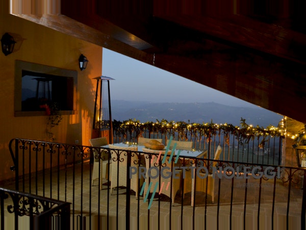 LuxuryCalor Falò Evo - Riscaldatore a gas - Ruggine Corten La LuxuryCalor Falò Evo crea una calda ed invitante atmosfera con un tocco di design e bellezza. Potenza 10 kW alimentato con bombole di GPL propano.