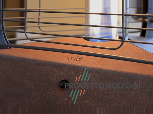 LuxuryCalor Falò Evo - Riscaldatore a gas - Ruggine Corten La LuxuryCalor Falò Evo crea una calda ed invitante atmosfera con un tocco di design e bellezza. Potenza 10 kW alimentato con bombole di GPL propano.