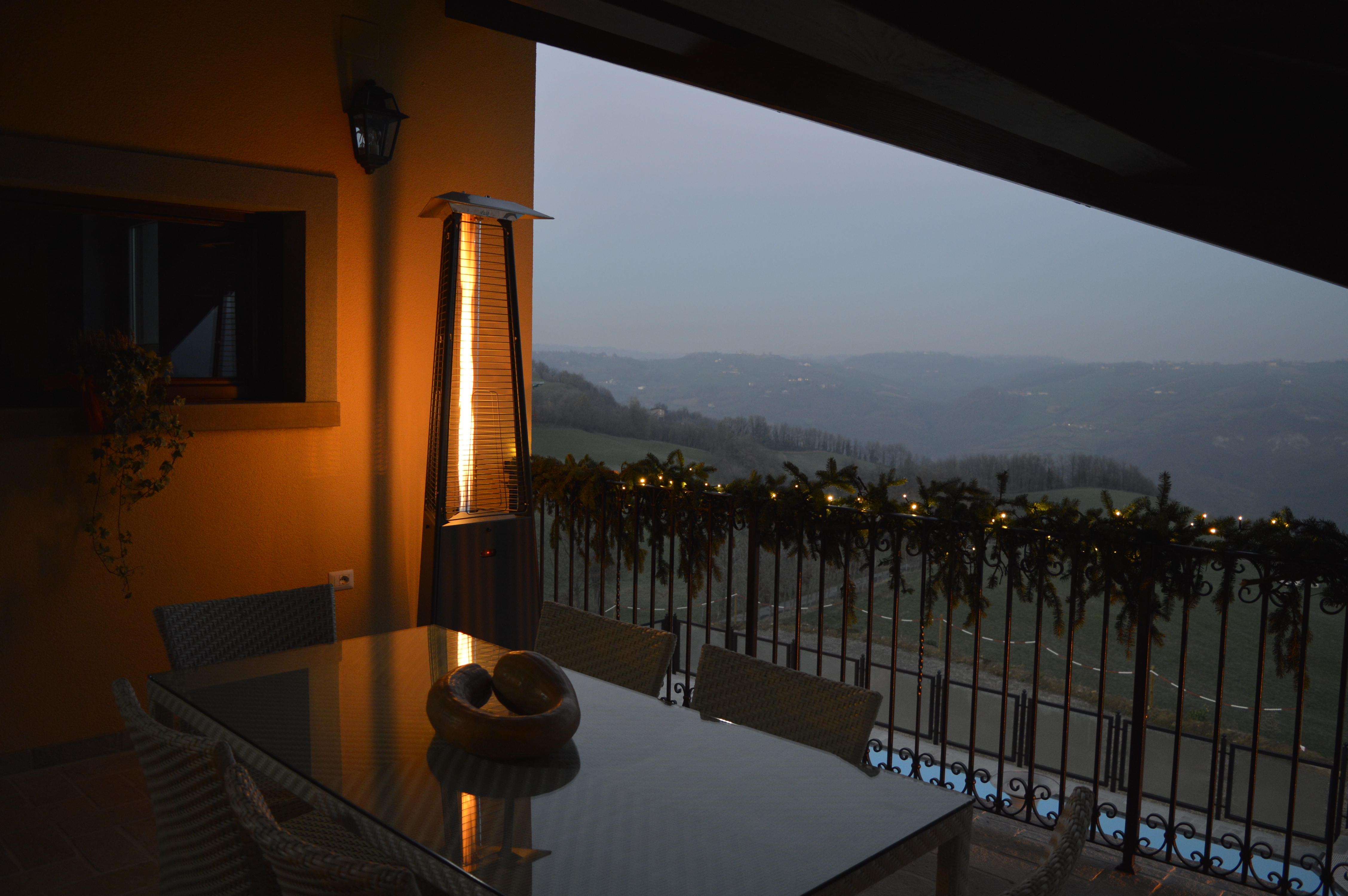 La LuxuryCalor Falò Evo crea una calda ed invitante atmosfera con un tocco di design e bellezza. Potenza 10 kW alimentato con bombole di GPL propano.