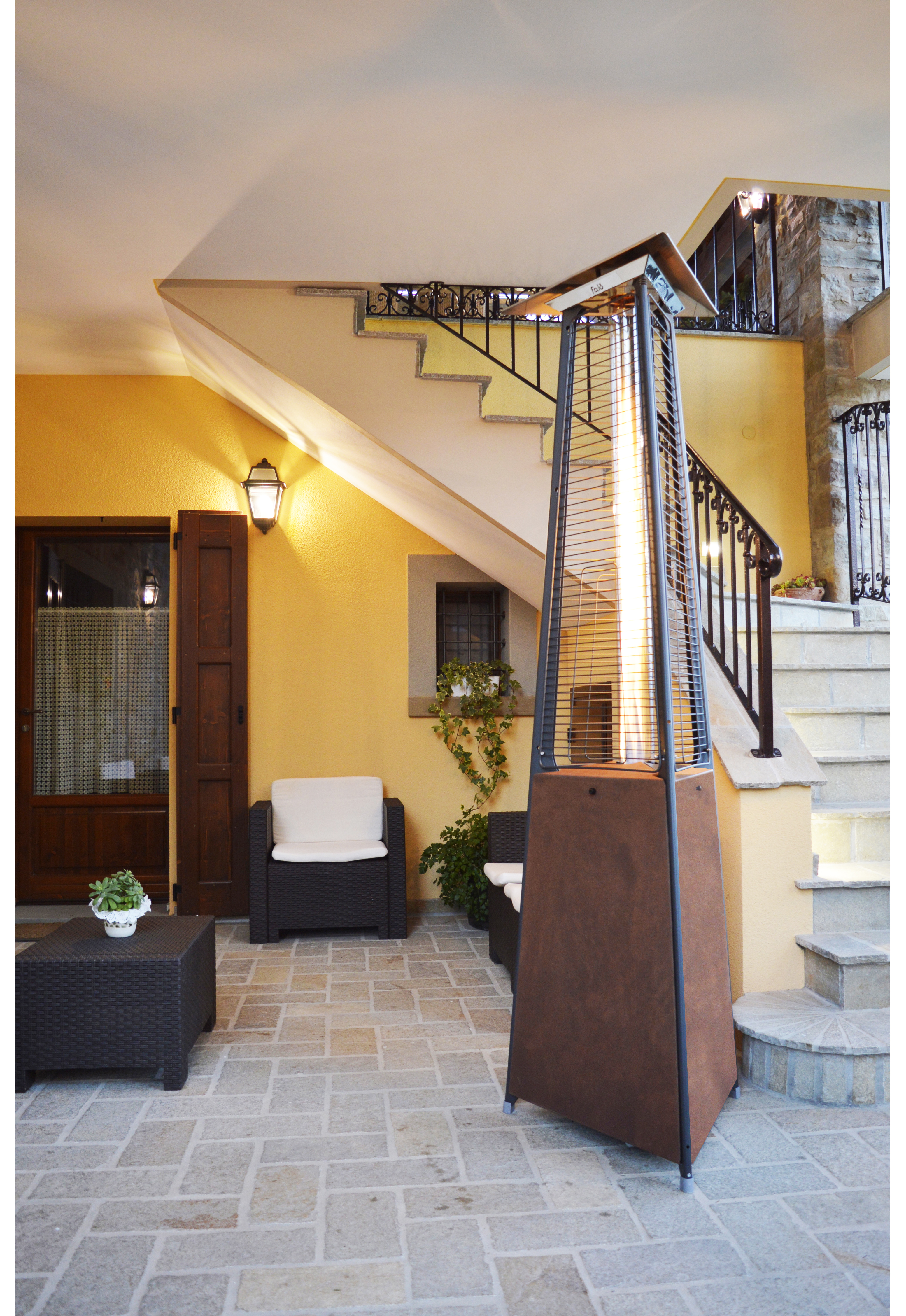 La LuxuryCalor Falò Evo crea una calda ed invitante atmosfera con un tocco di design e bellezza. Potenza 10 kW alimentato con bombole di GPL propano.