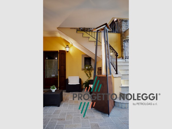 LuxuryCalor Falò Evo - Riscaldatore a gas - Ruggine Corten La LuxuryCalor Falò Evo crea una calda ed invitante atmosfera con un tocco di design e bellezza. Potenza 10 kW alimentato con bombole di GPL propano.