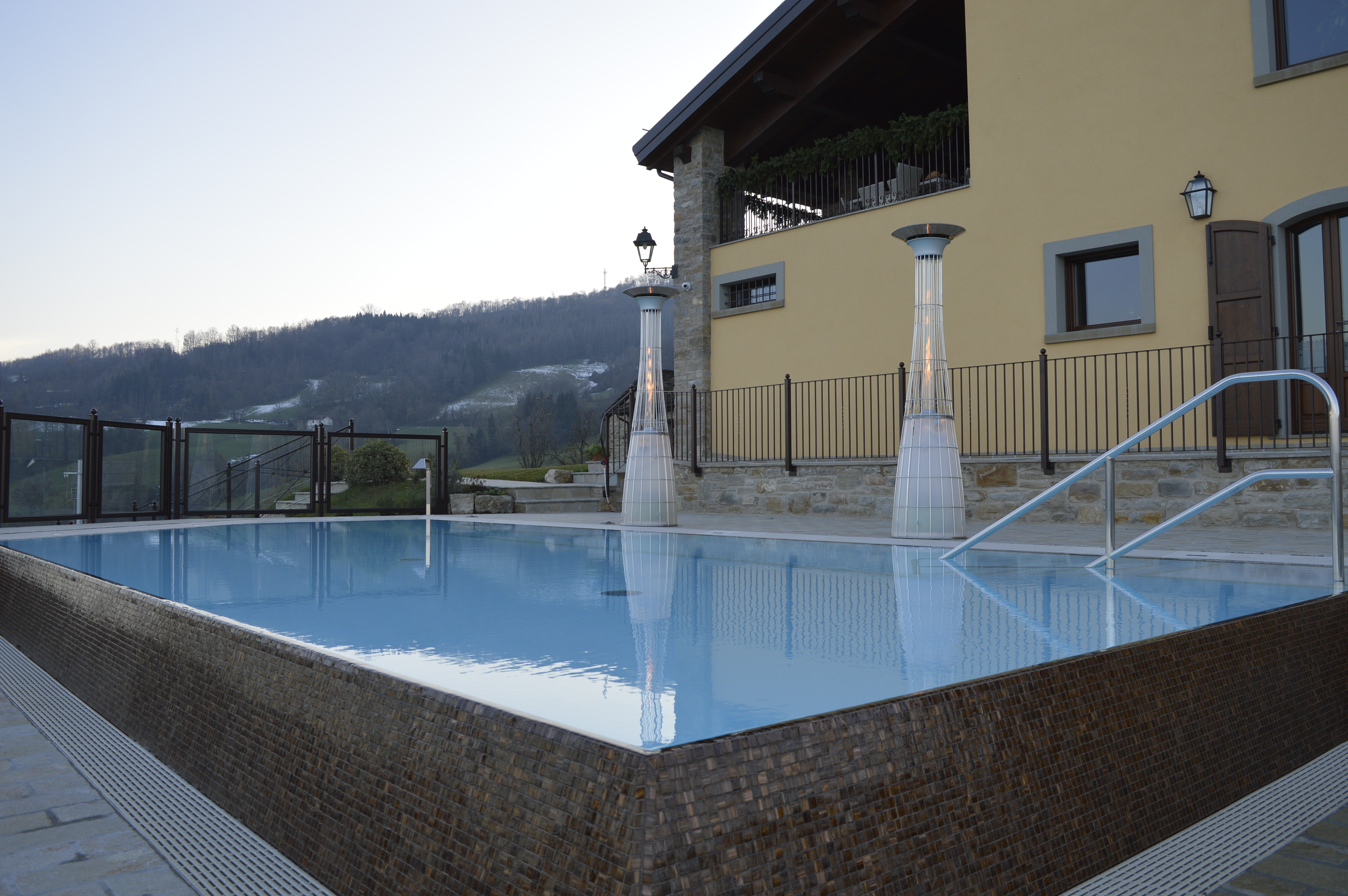 DolceVita Lightfire è un riscaldatore a gas di assoluta eleganza e design, che unisce straordinarie capacità di calore a una luce soffusa e romantica.