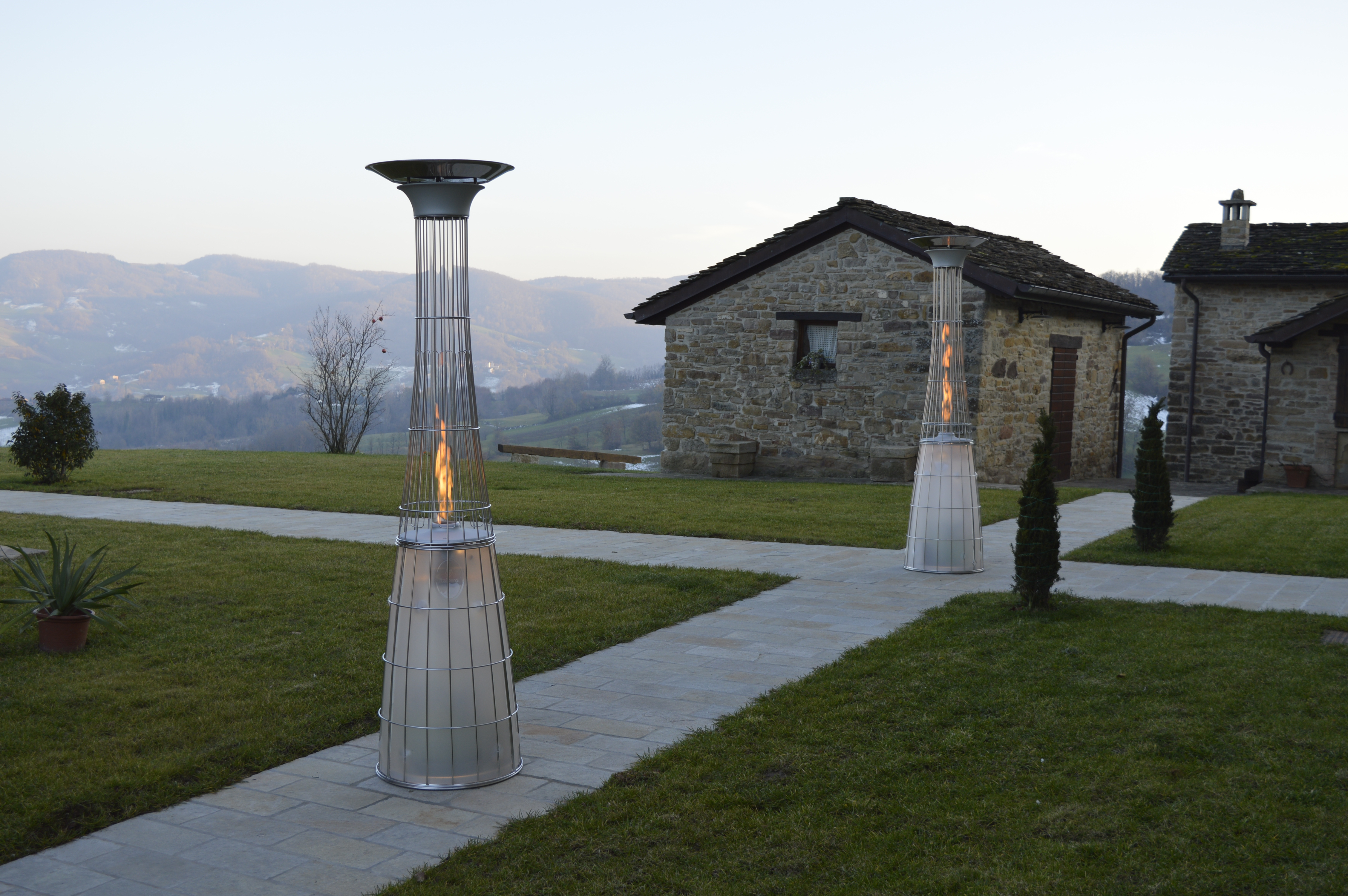 DolceVita Lightfire è un riscaldatore a gas di assoluta eleganza e design, che unisce straordinarie capacità di calore a una luce soffusa e romantica.