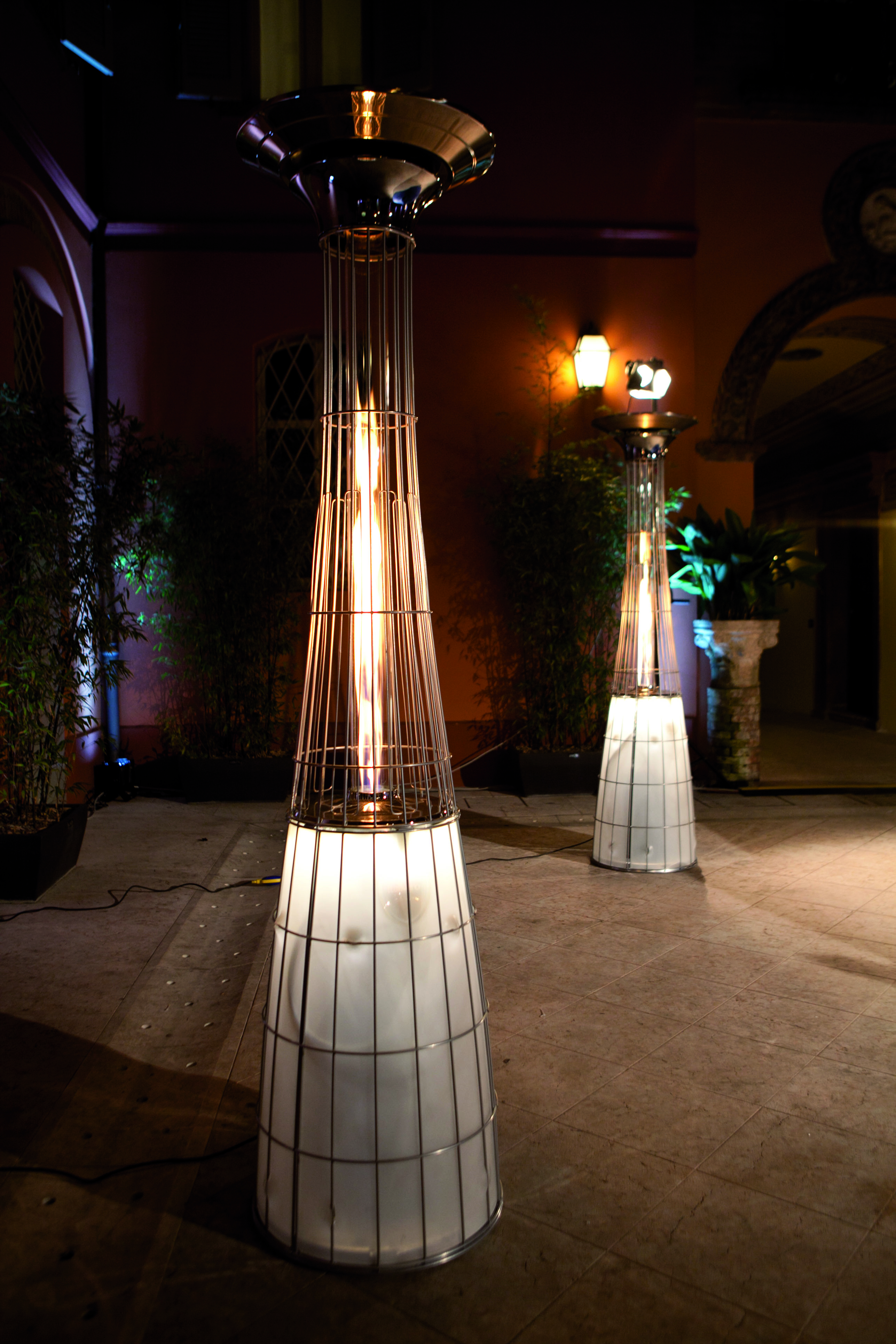DolceVita Lightfire è un riscaldatore a gas di assoluta eleganza e design, che unisce straordinarie capacità di calore a una luce soffusa e romantica.