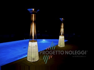 DolceVita Lightfire è un riscaldatore a gas di assoluta eleganza e design, che unisce straordinarie capacità di calore a una luce soffusa e romantica.