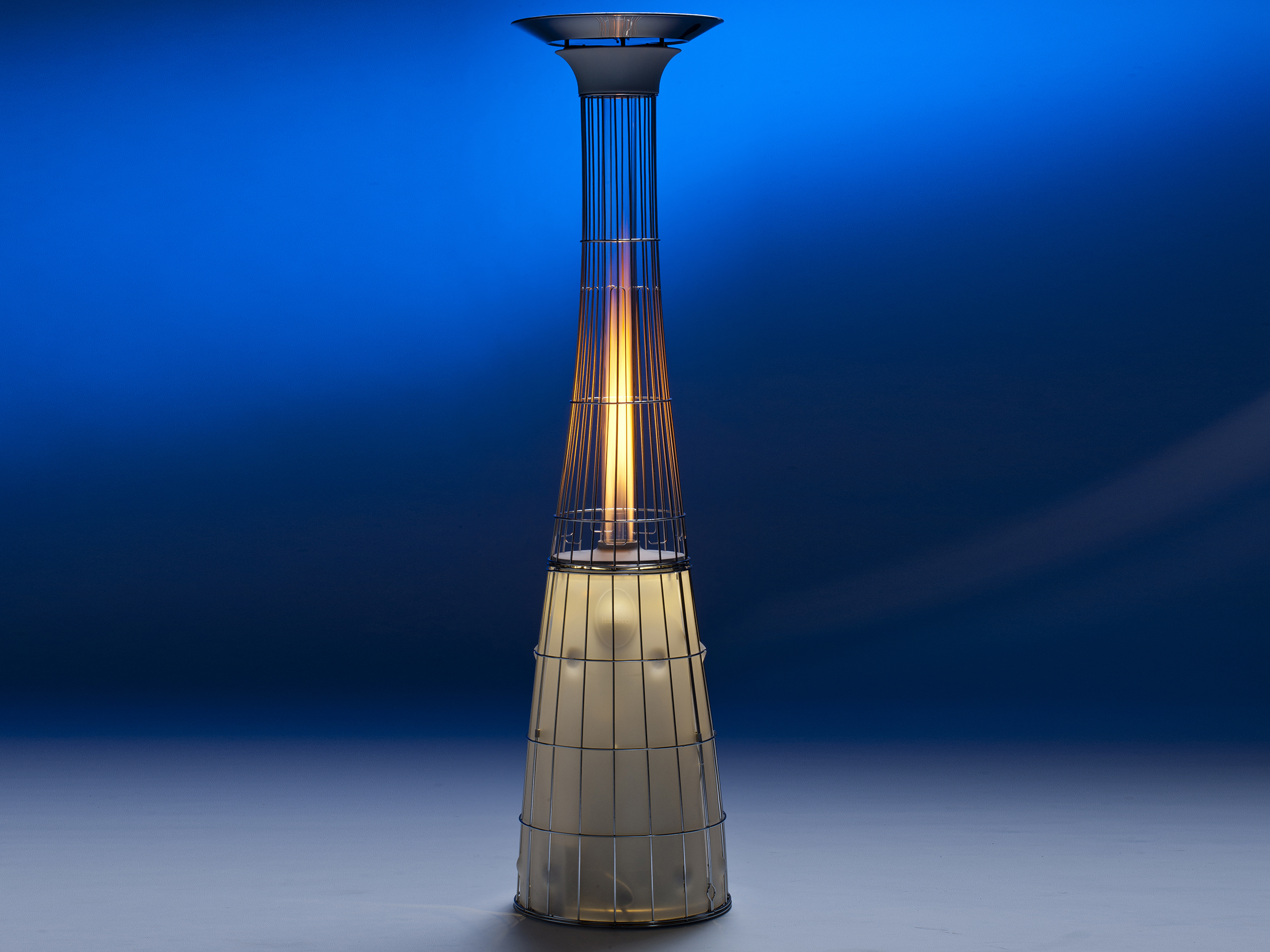 DolceVita Lightfire è un riscaldatore a gas di assoluta eleganza e design, che unisce straordinarie capacità di calore a una luce soffusa e romantica.