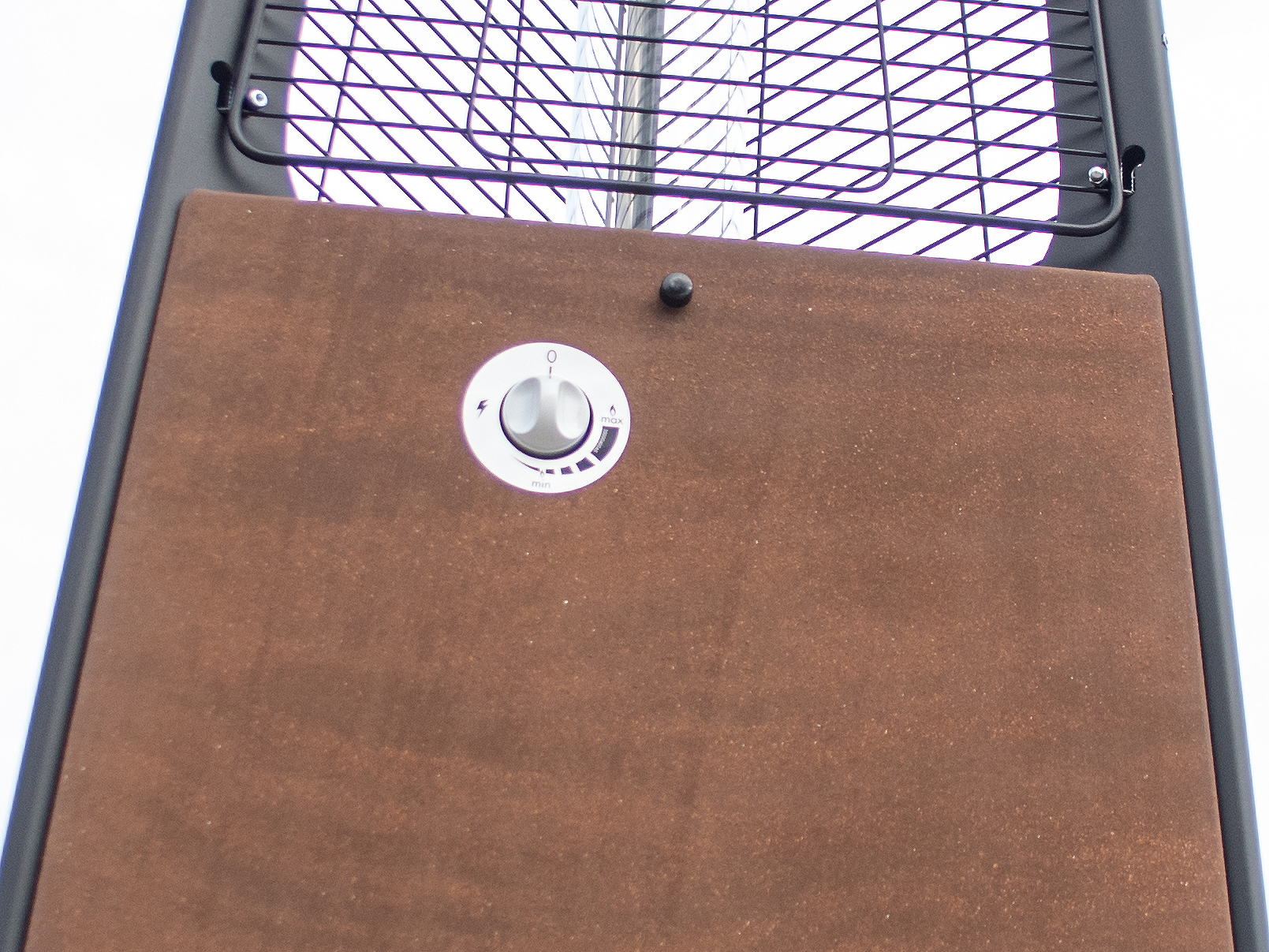 La LuxuryCalor Falò Evo crea una calda ed invitante atmosfera con un tocco di design e bellezza. Potenza 10 kW alimentato con bombole di GPL propano.