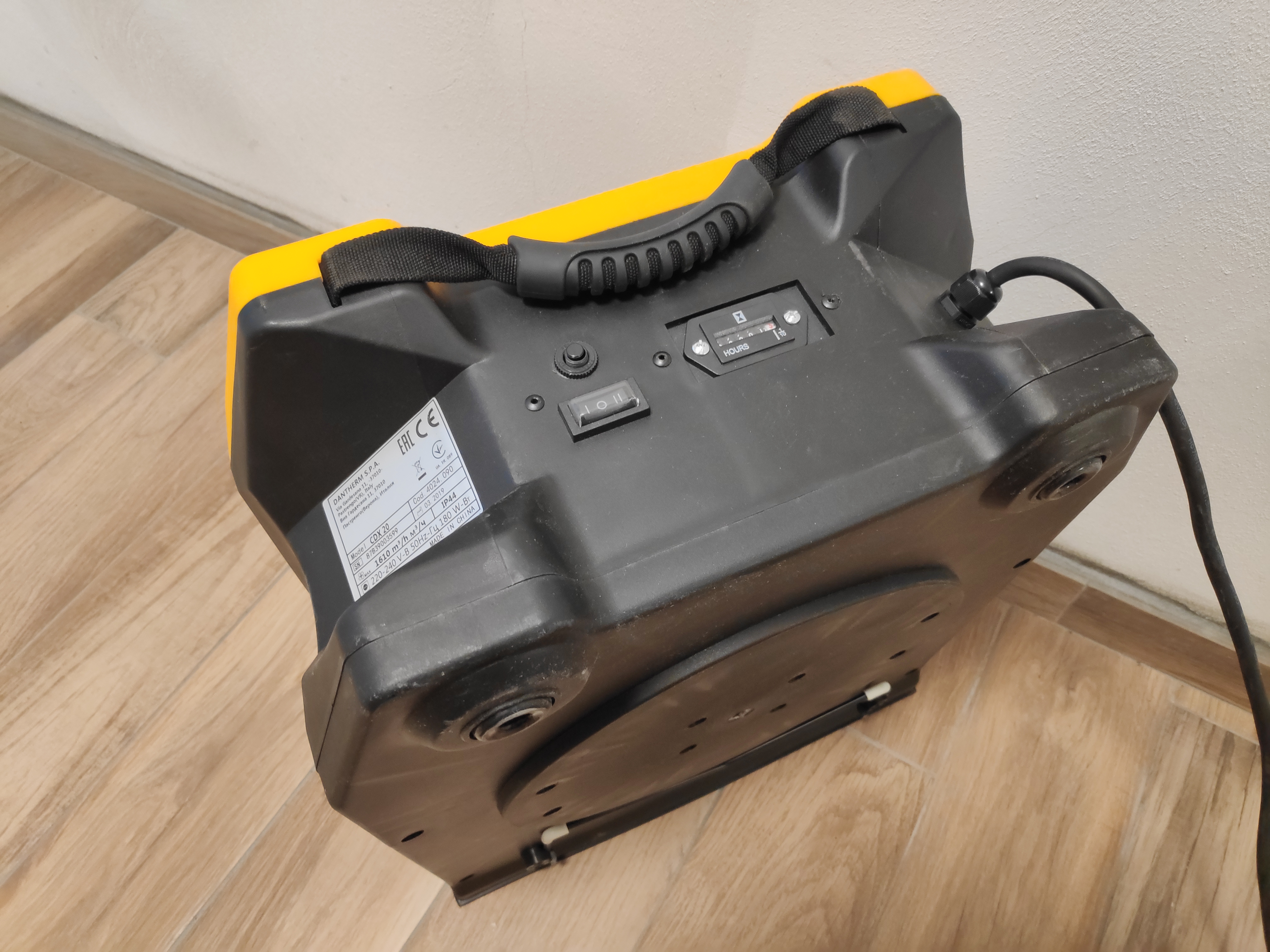 Il Master CDX 20 è un soffiatore professionale, portatile, mobile e silenzioso utilizzato per l'areazione e l'essiccazione di pavimenti. 