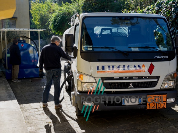 Fornitura Gasolio/Kerosene La gestione del carburante non è un problema!! Penserà a tutto Petrolgas controllando il livello del carburante nel vostro serbatoio o cisterna, in autonomia ce ne occuperemo noi, permettendovi di concentrarvi sulla vostra attività senza perdite di tempo e preoccupazioni.