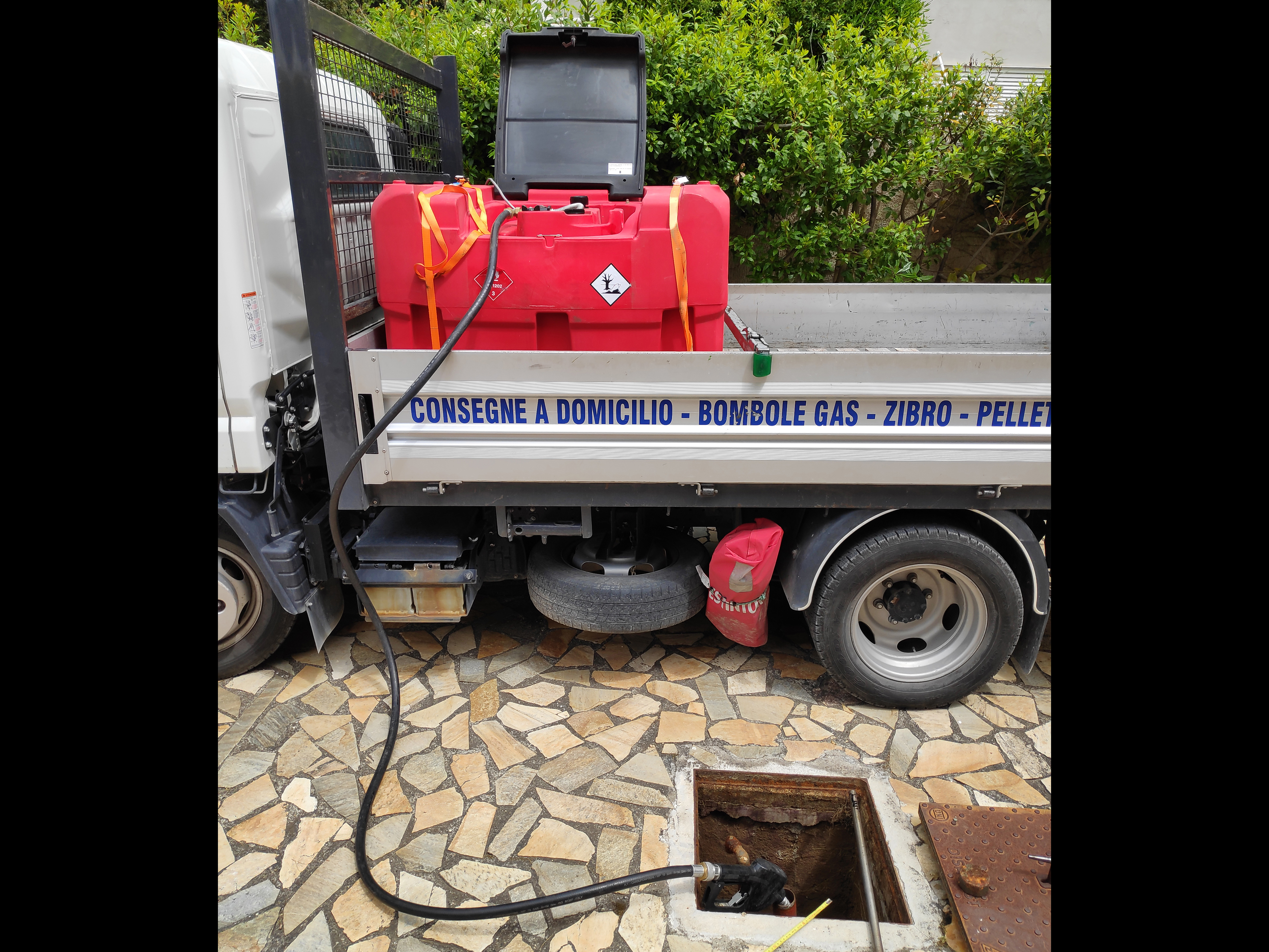 La gestione del carburante non è un problema!! Penserà a tutto Petrolgas controllando il livello del carburante nel vostro serbatoio o cisterna, in autonomia ce ne occuperemo noi, permettendovi di concentrarvi sulla vostra attività senza perdite di tempo e preoccupazioni.