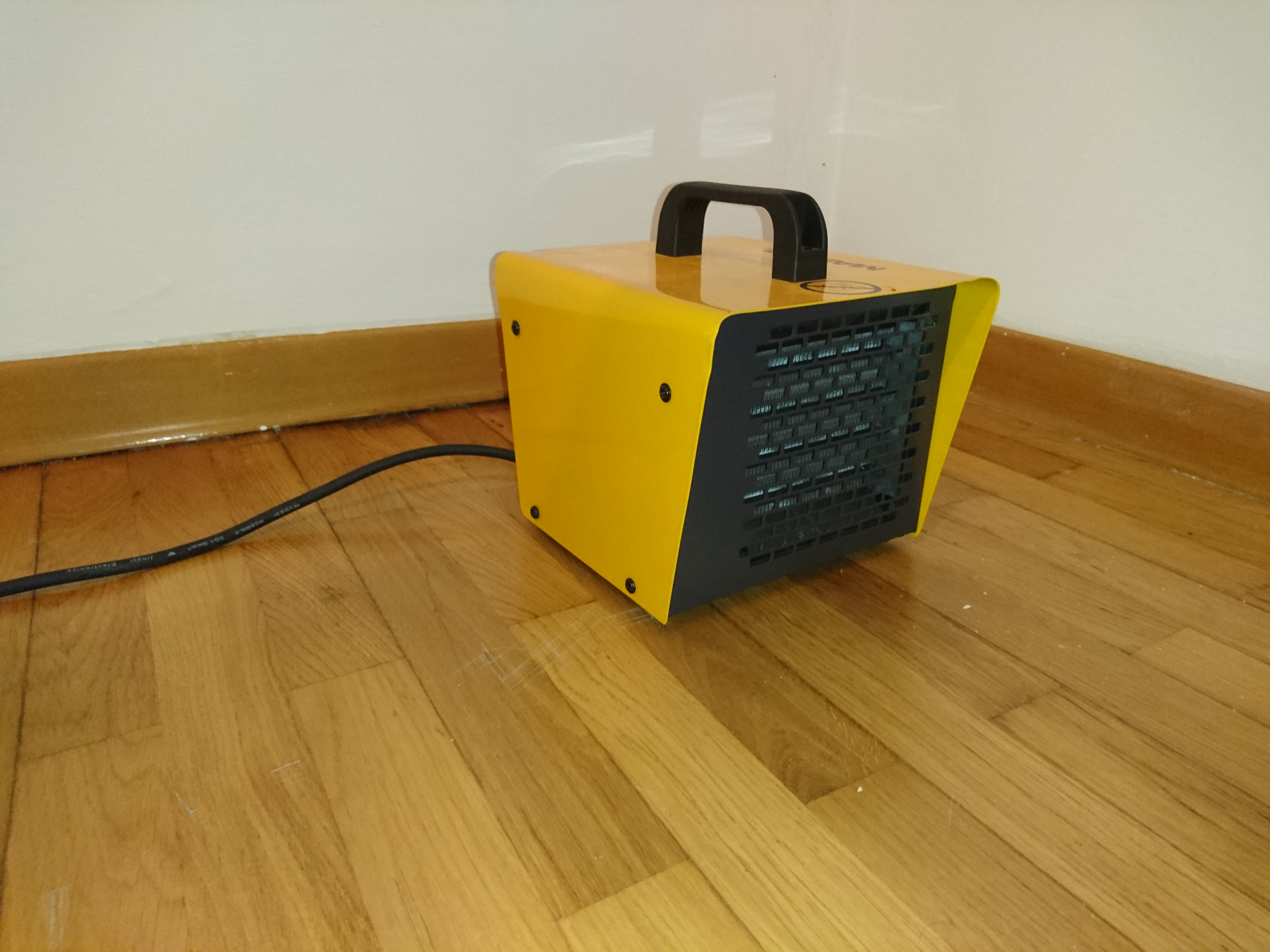 Master B 3 PTC è un generatore d'aria calda elettrico ad Alto Rendimento, grazie alla tecnologia PTC (coefficiente di temperatura positivo) e le resistenze in ceramica.