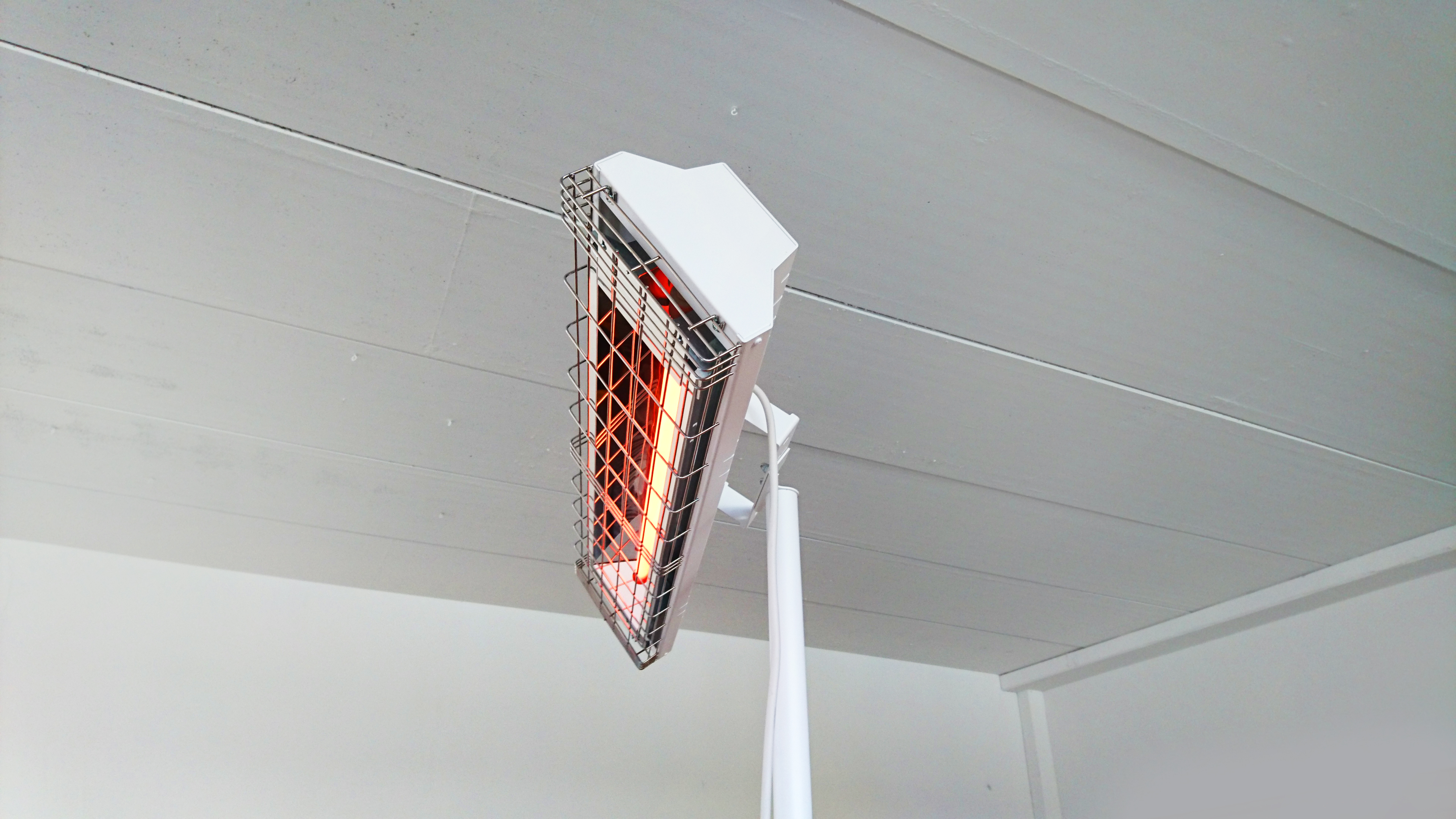 Grado OMV 1650 è una lampada innovativa a onda media che non emette luce ma riscalda in maniera pulita e sicura.