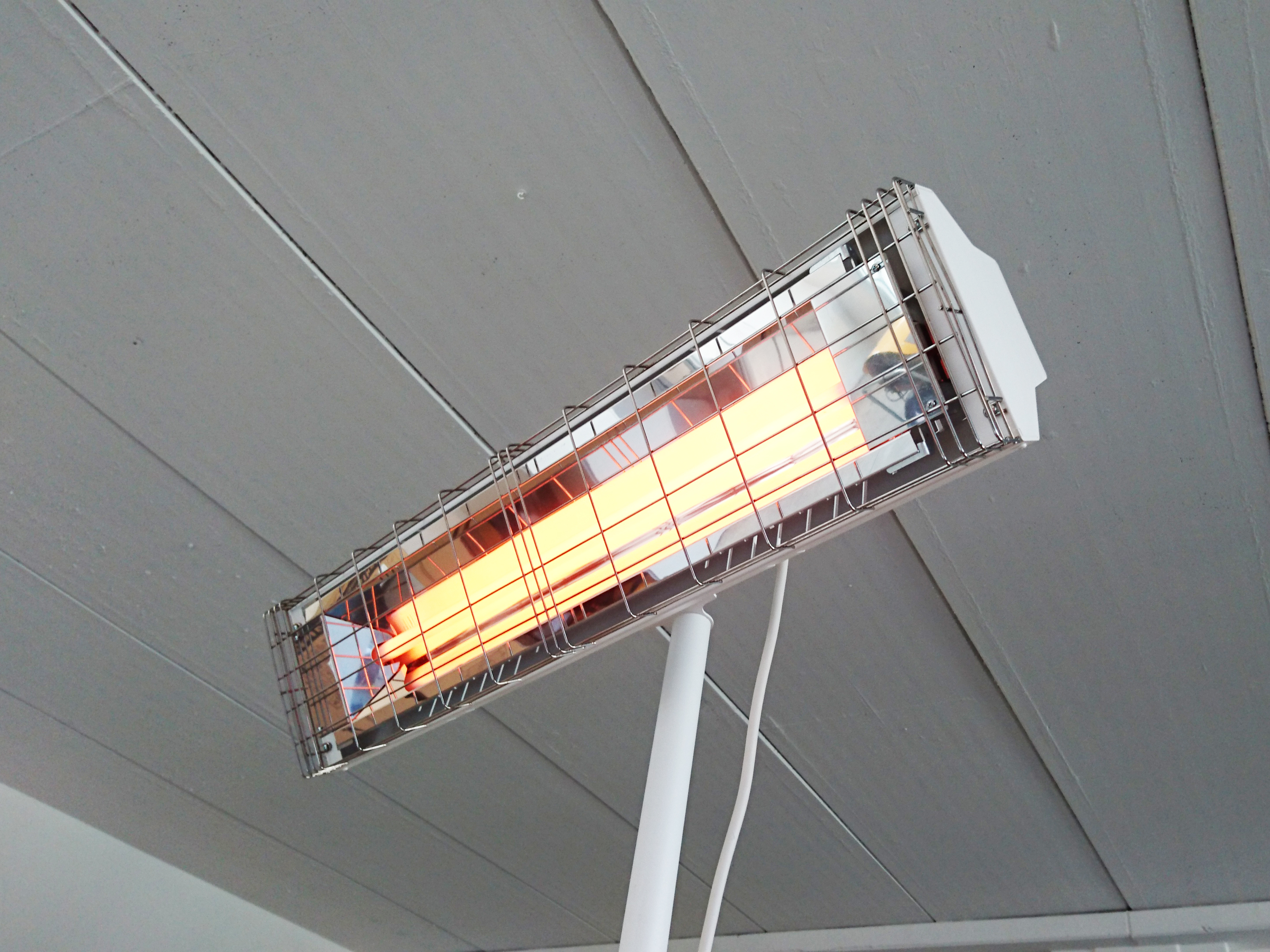 Grado OMV 1650 è una lampada innovativa a onda media che non emette luce ma riscalda in maniera pulita e sicura.