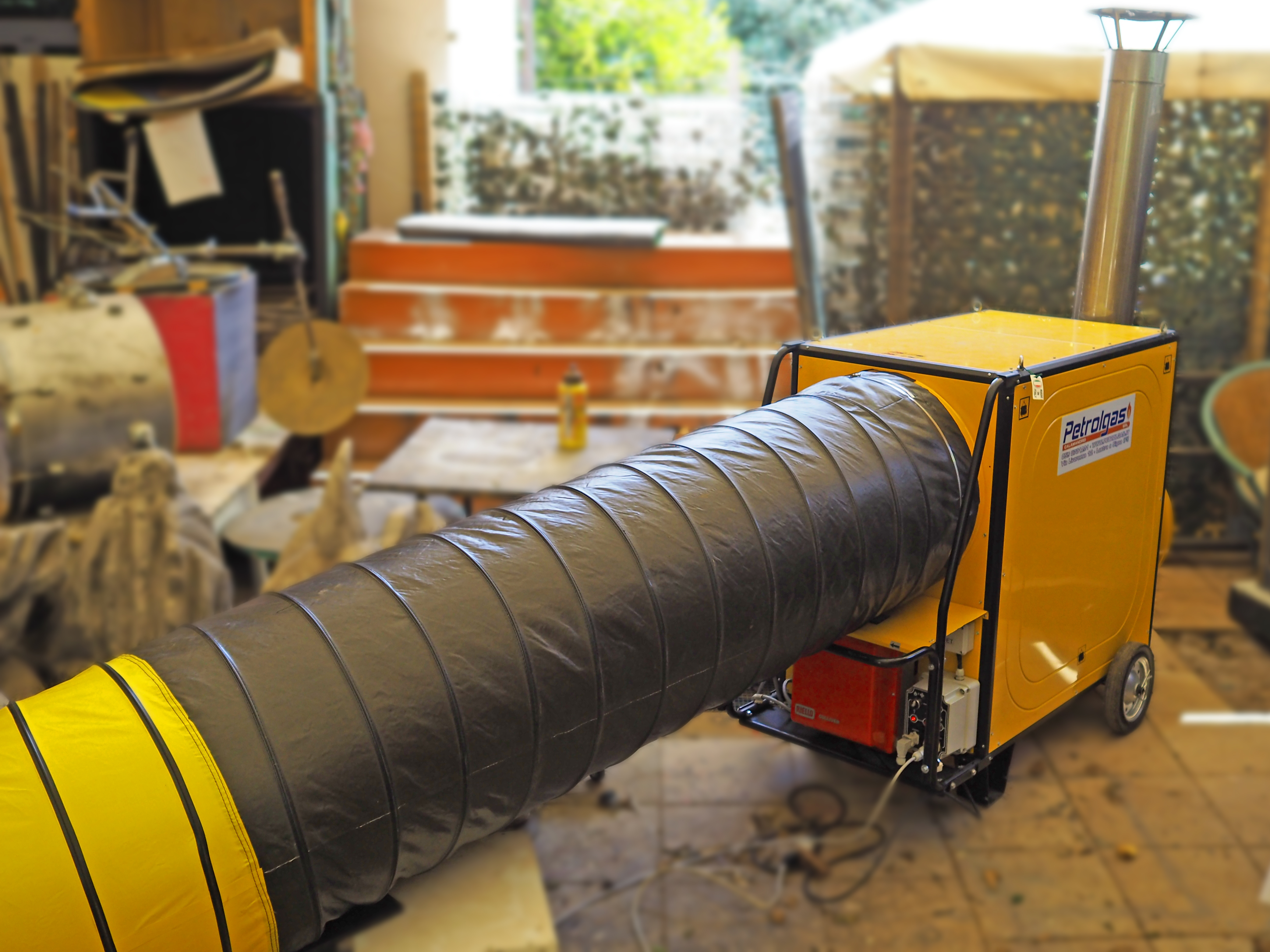 Il Generatori d'aria calda a Gasolio Master BV 310 FS con bruciatore Riello separato. Il Generatore è canalizzabile per creare cicli chiusi di riscaldamento nella vostra struttura, migliorando notevolmente il rendimento del generatore ed i consumi di gasolio.