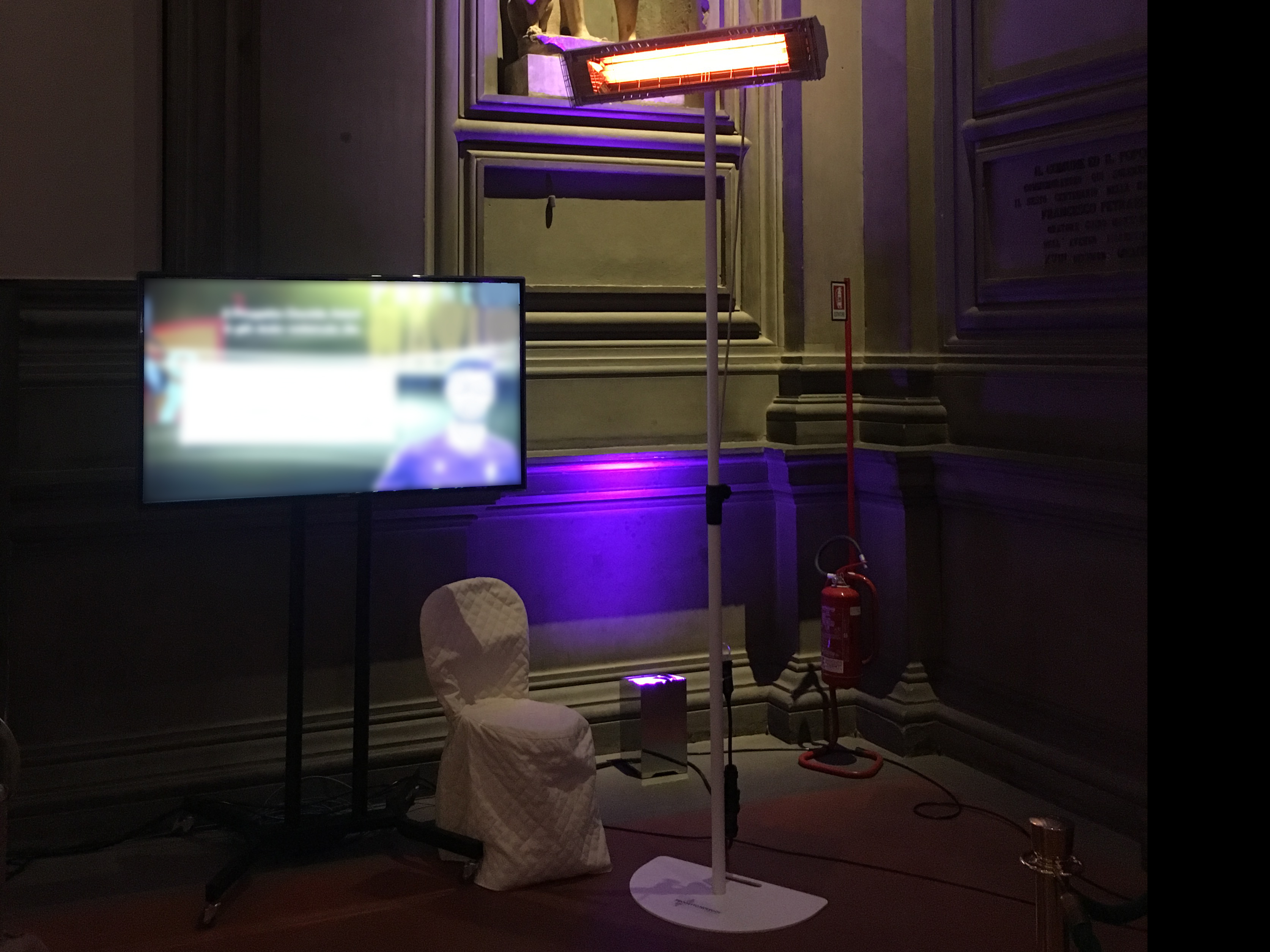 Progetto Noleggi aiuta nell'installazione di riscaldatori a infrarossi con le sue piantane a base piatta regolabili