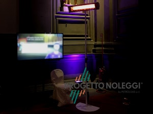 Piantana a base piatta regolabile bianca per riscaldatori a infrarossi Grado Progetto Noleggi aiuta nell'installazione di riscaldatori a infrarossi con le sue piantane a base piatta regolabili