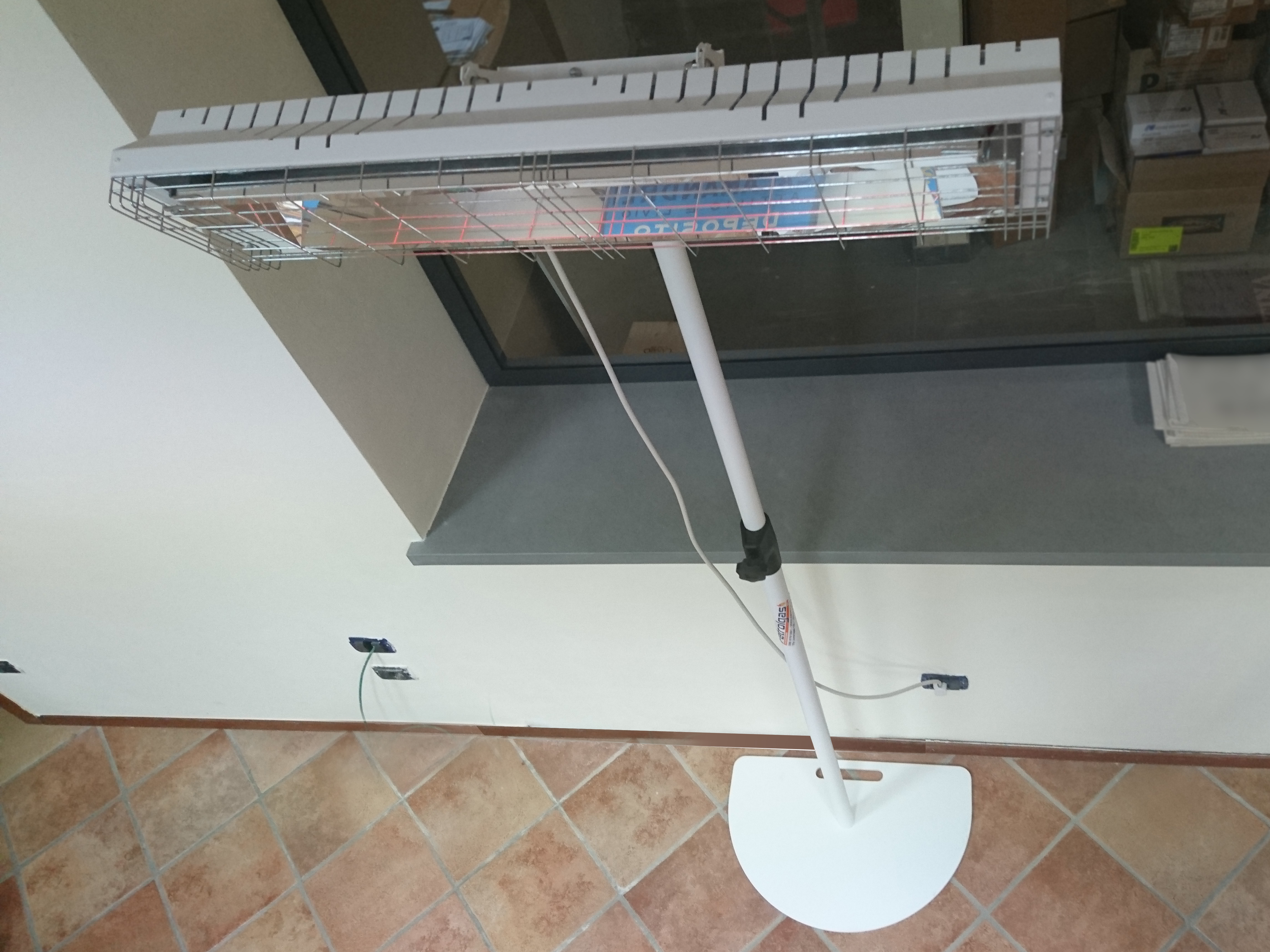 Progetto Noleggi aiuta nell'installazione di riscaldatori a infrarossi con le sue piantane a base piatta regolabili