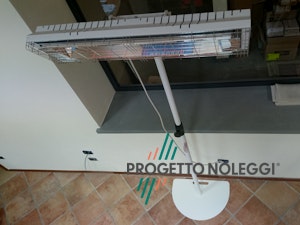Progetto Noleggi aiuta nell'installazione di riscaldatori a infrarossi con le sue piantane a base piatta regolabili