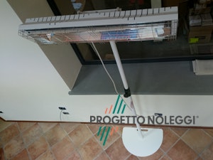 Piantana a base piatta regolabile bianca per riscaldatori a infrarossi Grado Progetto Noleggi aiuta nell'installazione di riscaldatori a infrarossi con le sue piantane a base piatta regolabili