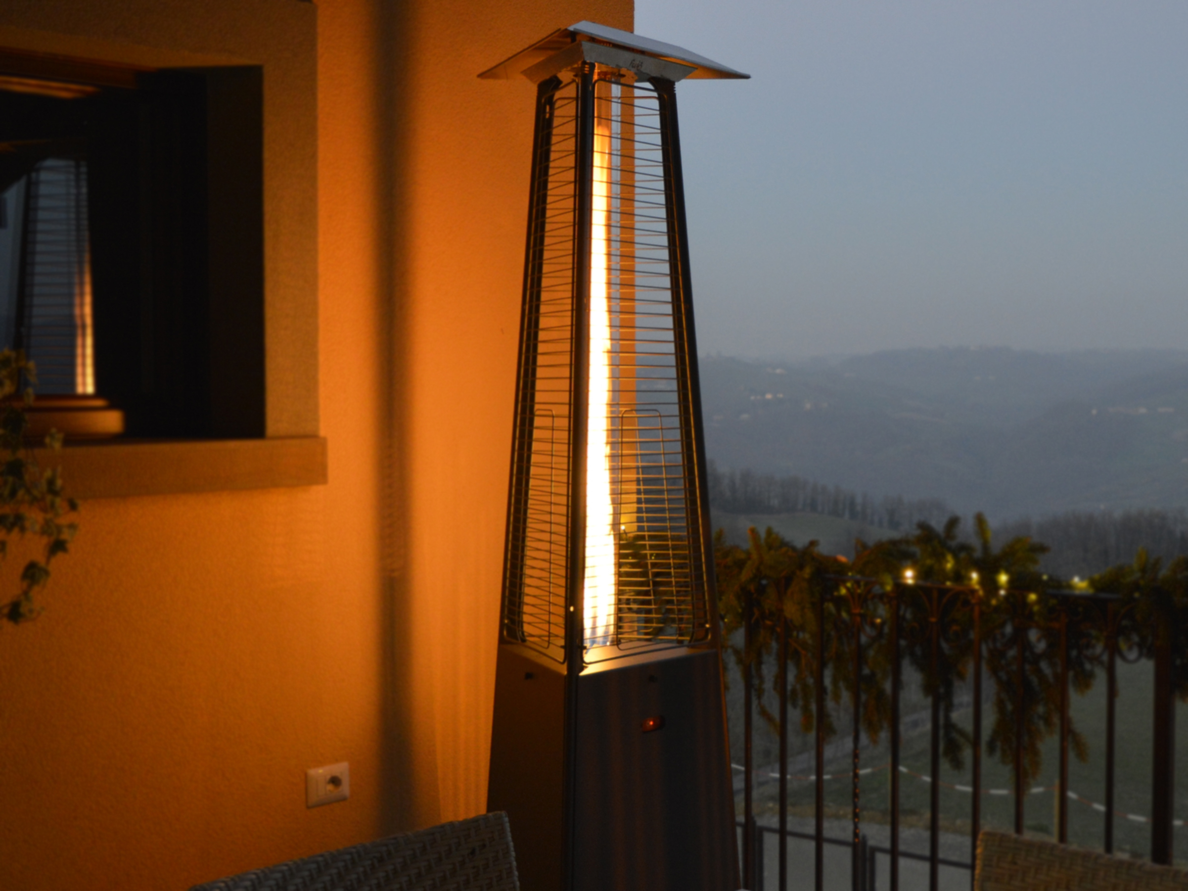 LuxuryCalor Falò Evo crea una calda ed invitante atmosfera con un tocco di design e bellezza. Potenza 10 kW alimentato con bombole di GPL propano.