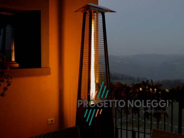 LuxuryCalor Falò Evo - Riscaldatore a Gas Nero Opaco LuxuryCalor Falò Evo crea una calda ed invitante atmosfera con un tocco di design e bellezza. Potenza 10 kW alimentato con bombole di GPL propano.