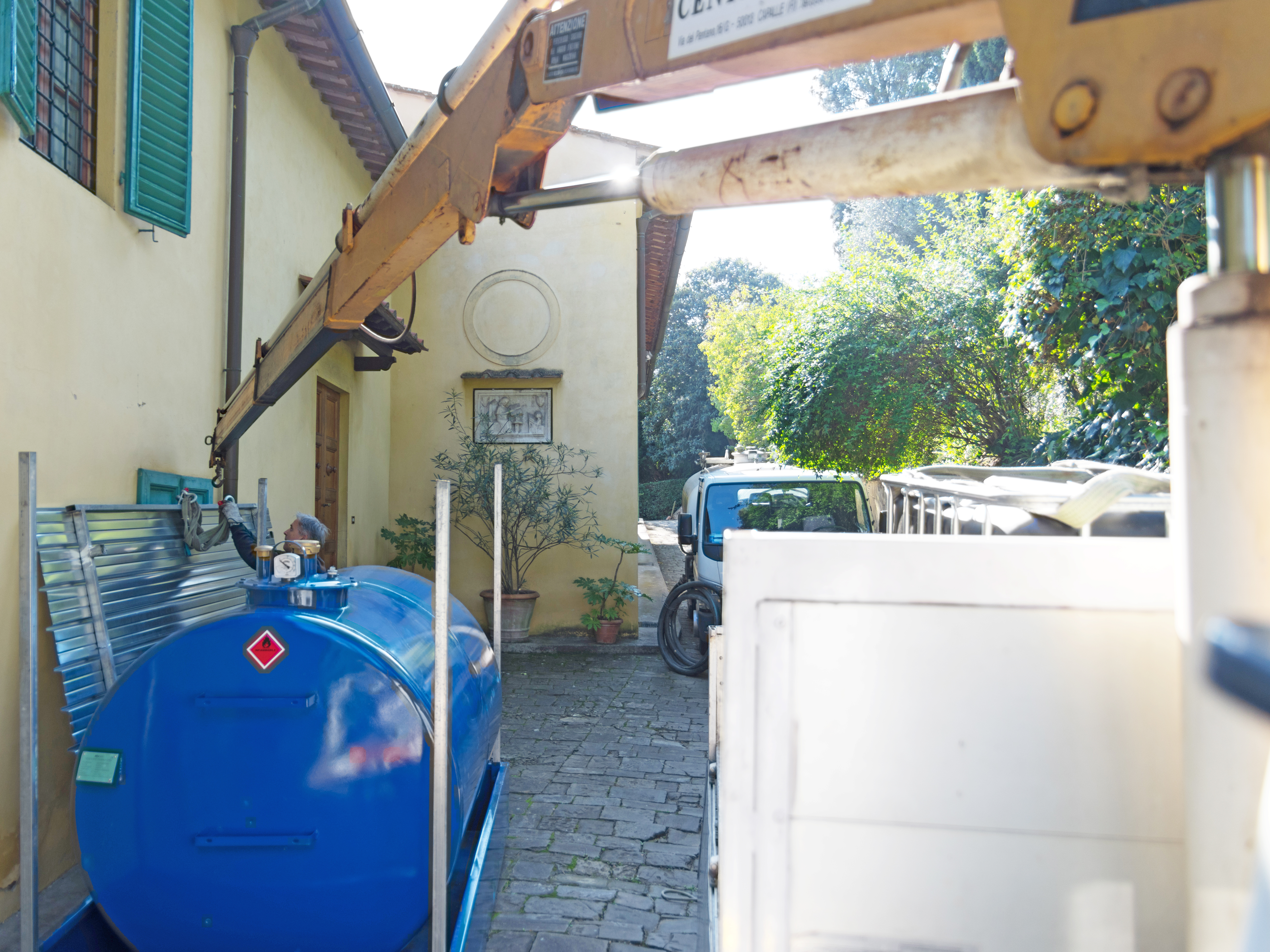 Cisterna in acciaio per Gasolio o Kerosene da 2.000 o 3.000 Litri, con vasca di contenimento e tettino protettivo. Su richiesta dotati anche di erogatore.