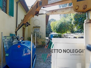 Cisterna per Gasolio da 2000 o 3000 Litri con Erogatore Cisterna in acciaio per Gasolio o Kerosene da 2.000 o 3.000 Litri, con vasca di contenimento e tettino protettivo. Su richiesta dotati anche di erogatore.