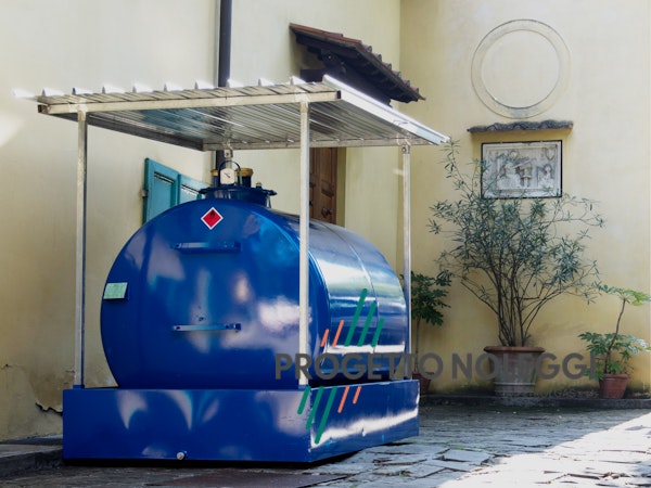 Cisterna in acciaio per Gasolio o Kerosene da 2.000 o 3.000 Litri, con vasca di contenimento e tettino protettivo. Su richiesta dotati anche di erogatore.