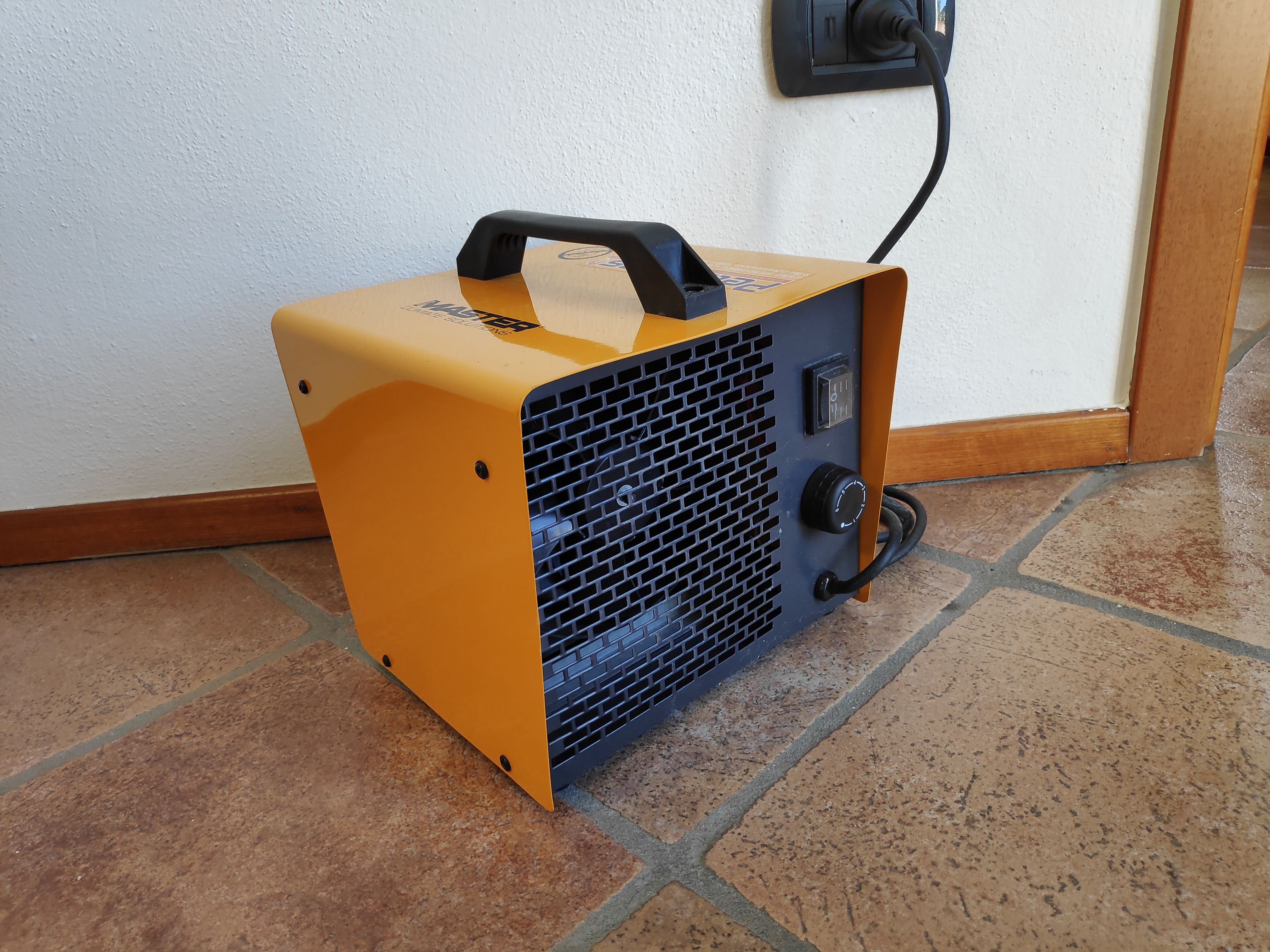 Master B 2 PTC è un generatore d'aria calda elettrico piccolo e compatto ad alto rendimento, grazie alla tecnologia PTC (coefficiente di temperatura positivo).