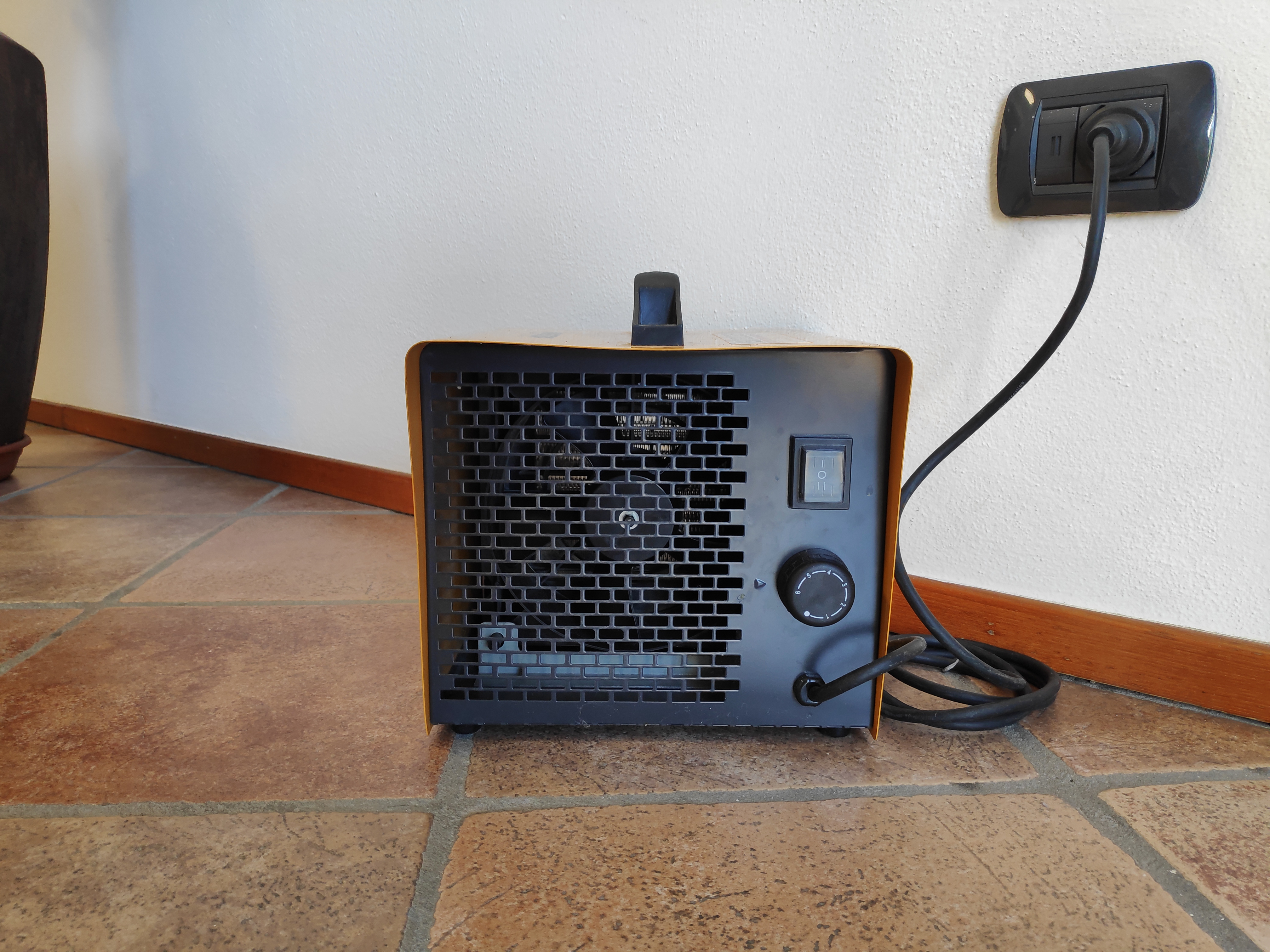 Master B 2 PTC è un generatore d'aria calda elettrico piccolo e compatto ad alto rendimento, grazie alla tecnologia PTC (coefficiente di temperatura positivo).