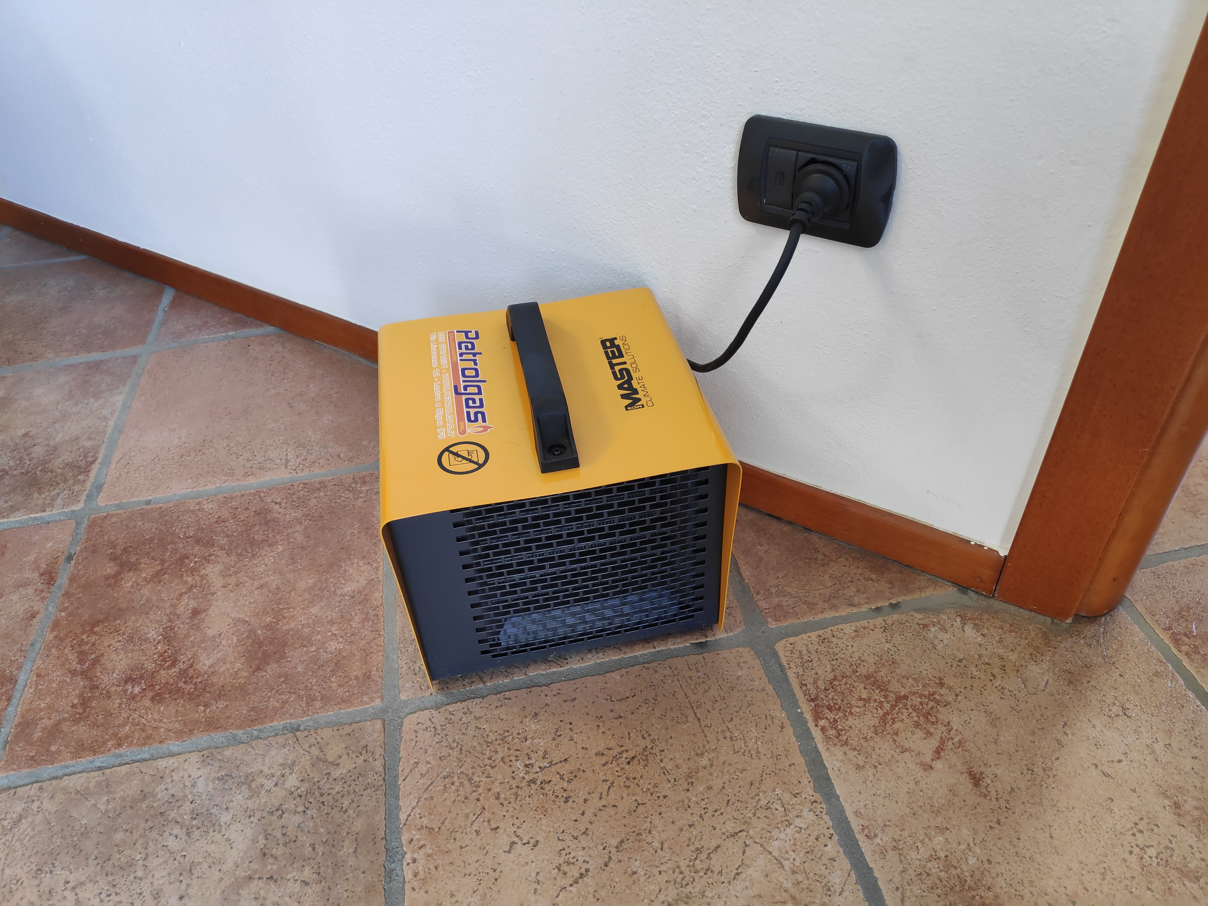 Master B 2 PTC è un generatore d'aria calda elettrico piccolo e compatto ad alto rendimento, grazie alla tecnologia PTC (coefficiente di temperatura positivo).