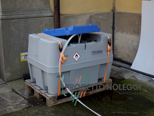 Cisterna per Gasolio da 400 litri con Erogatore Progetto Noleggi offre cisterne leggere in polietilene per il trasporto di combustibili come Gasolio o Kerosene.
