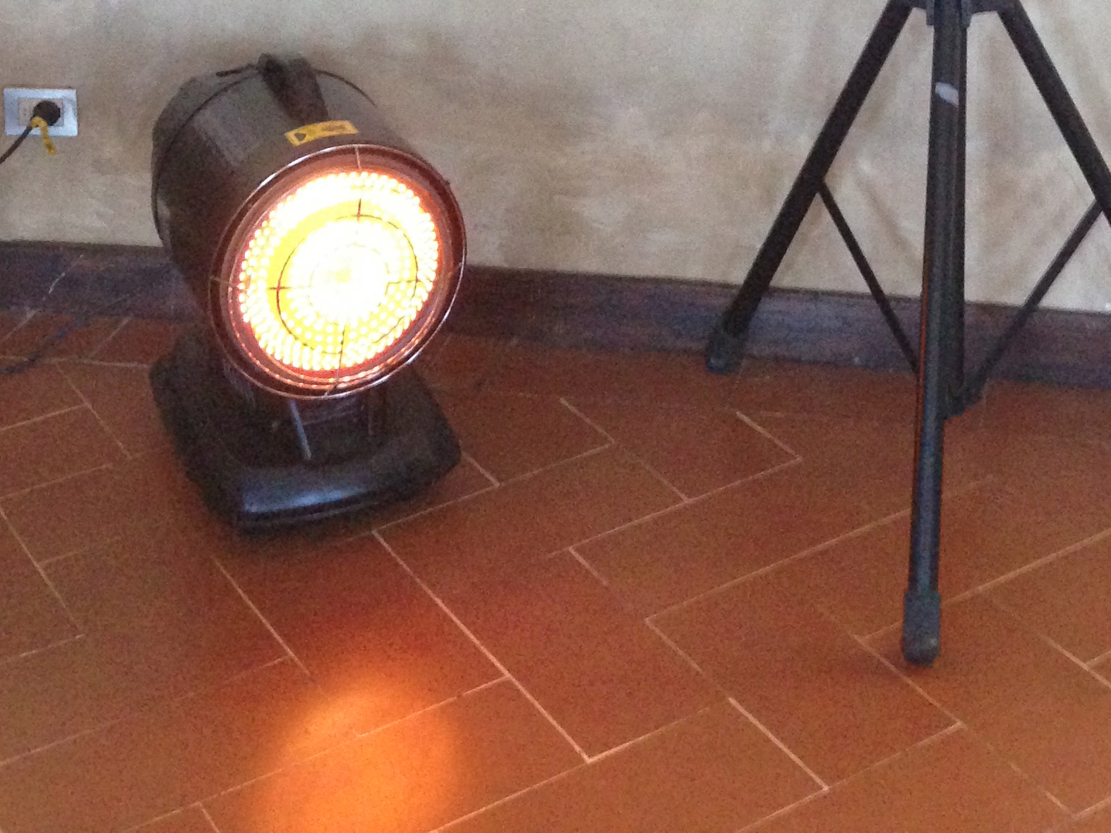 Il Master DC 61 riscalda per irraggiamento senza nessun spostamento d'aria con alta silenziosità, con funzionamento a batteria. 