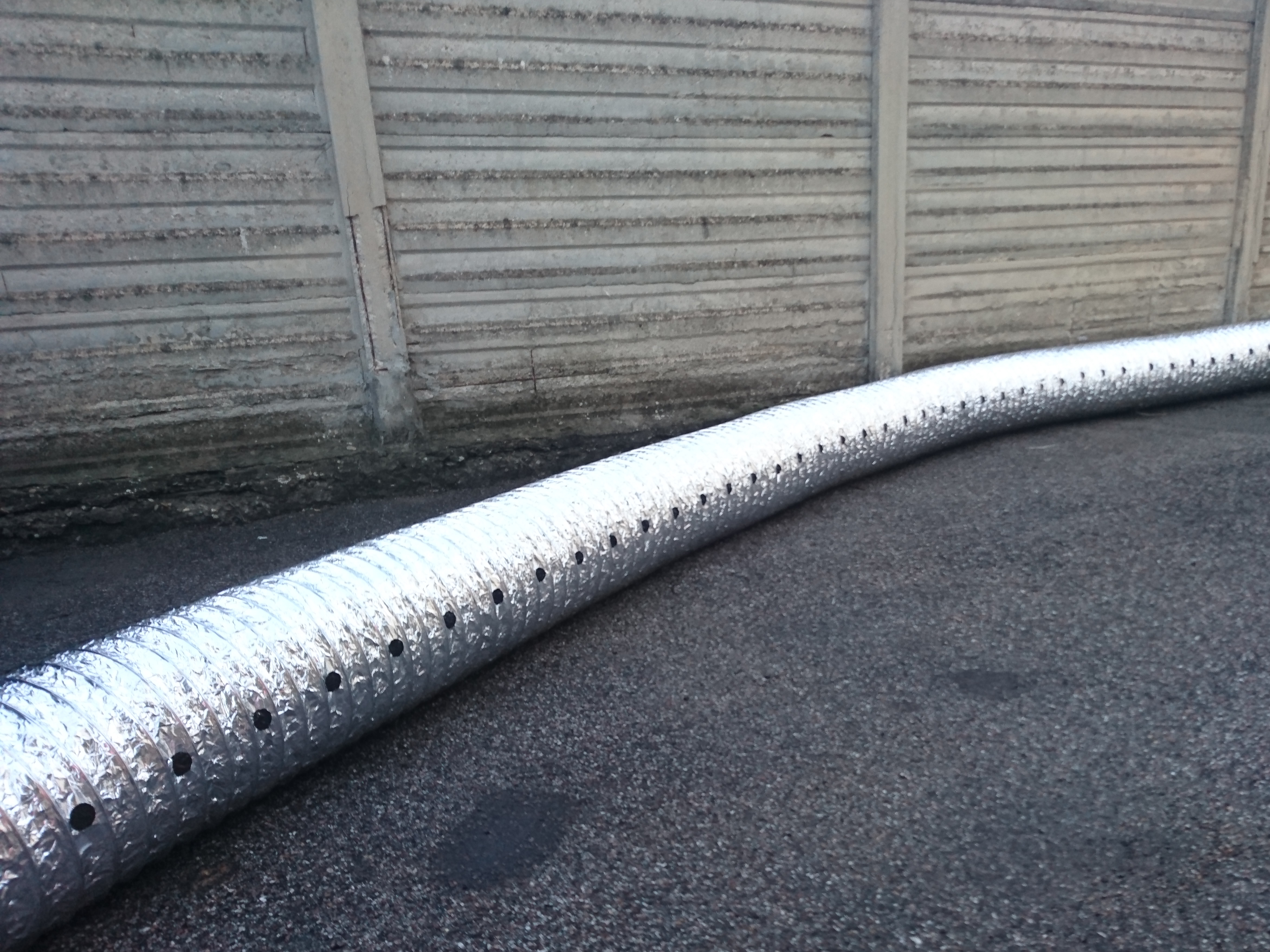 Installiamo canali forati per la diffusione in modo omogeneo di aria calda o fredda in ambient ampi, in acciaio zingato oppure altri materiali.