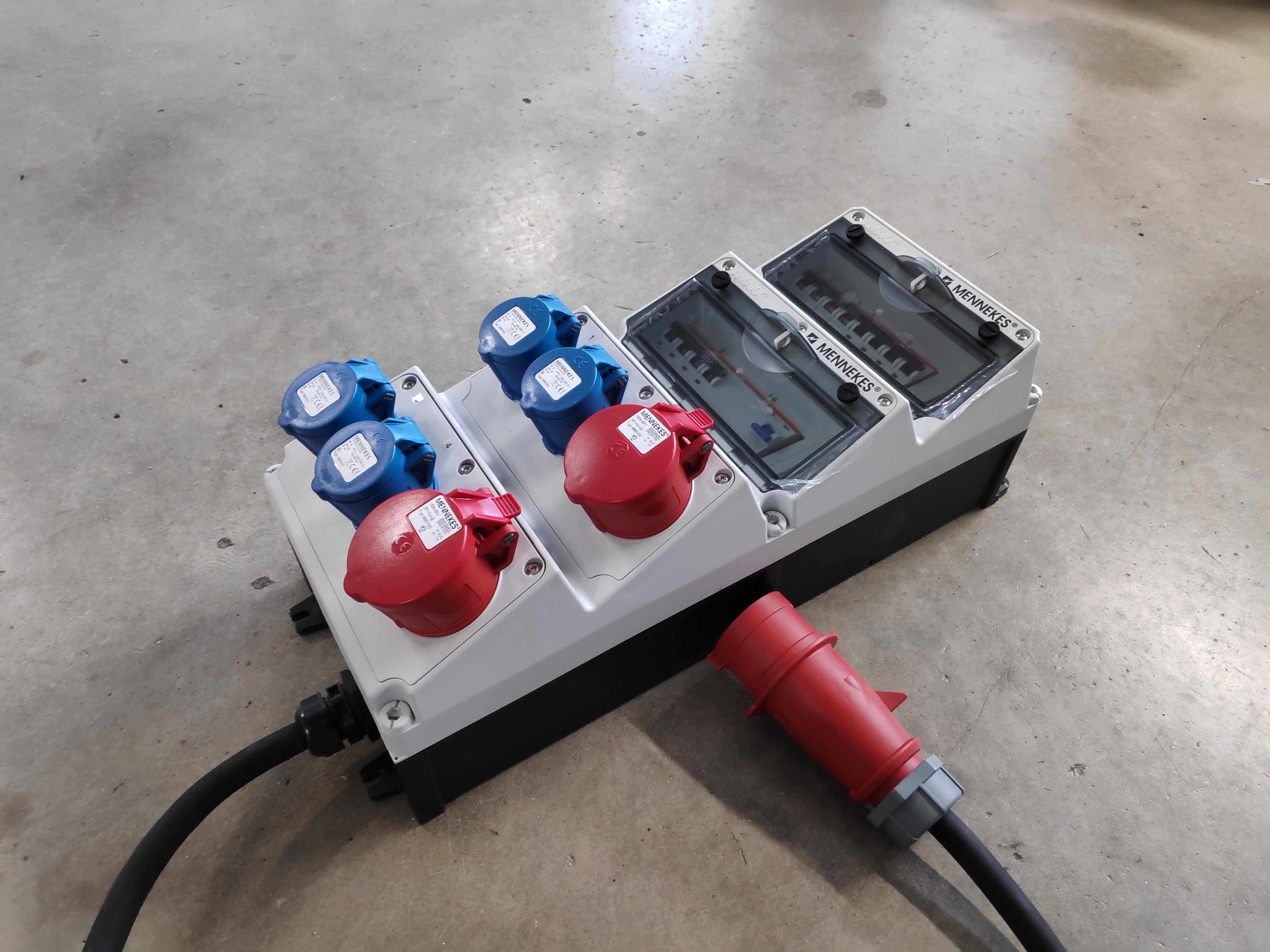 Noleggiamo insieme agli impianti i nostri Quadri Elettrici Certificati per una perfetta e sicura installazione di ogni soluzione per il riscaldamento, raffreddamento e deumidificazione dei vostri ambienti