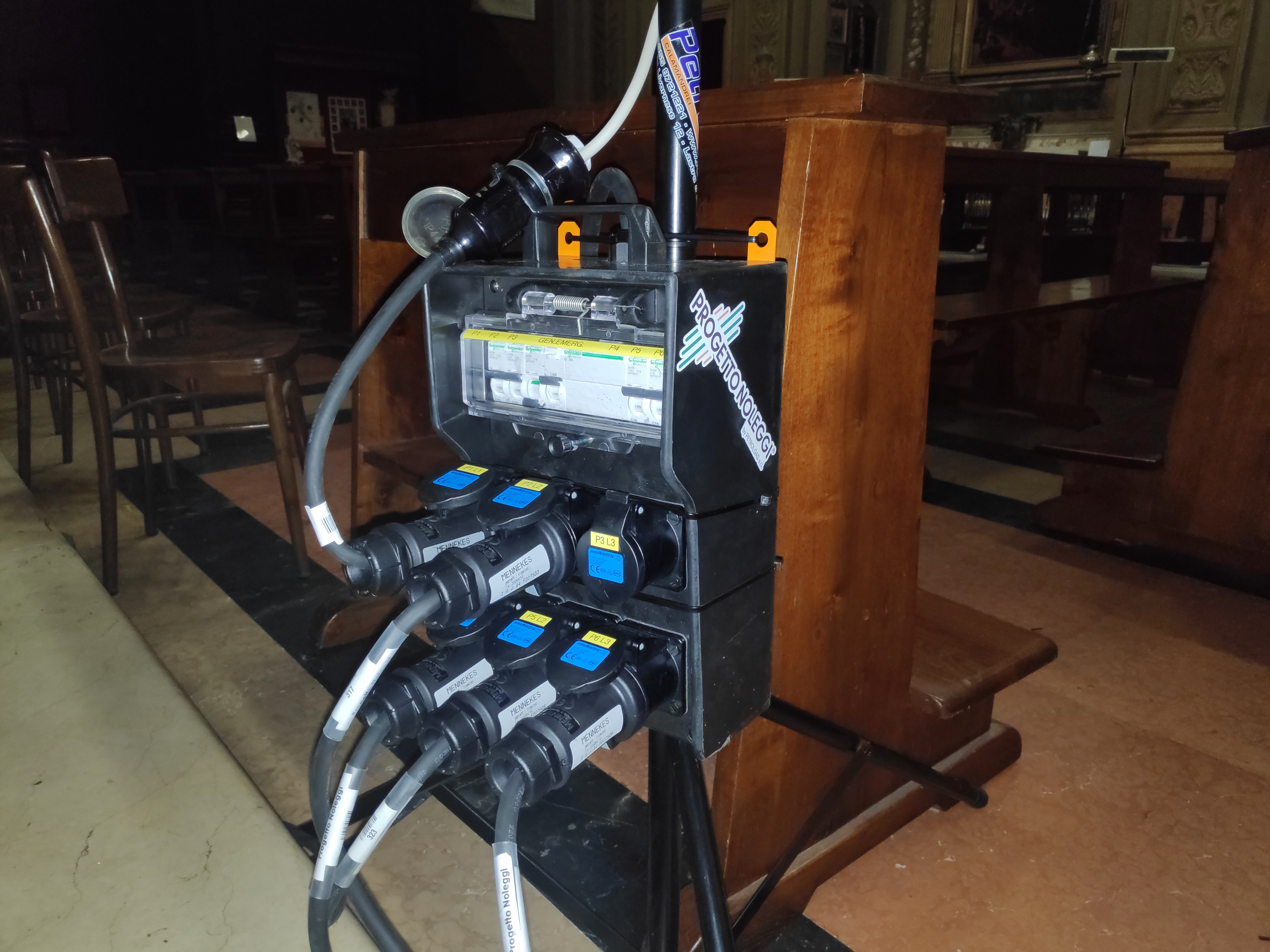 Noleggiamo insieme agli impianti i nostri Quadri Elettrici Certificati per una perfetta e sicura installazione di ogni soluzione per il riscaldamento, raffreddamento e deumidificazione dei vostri ambienti