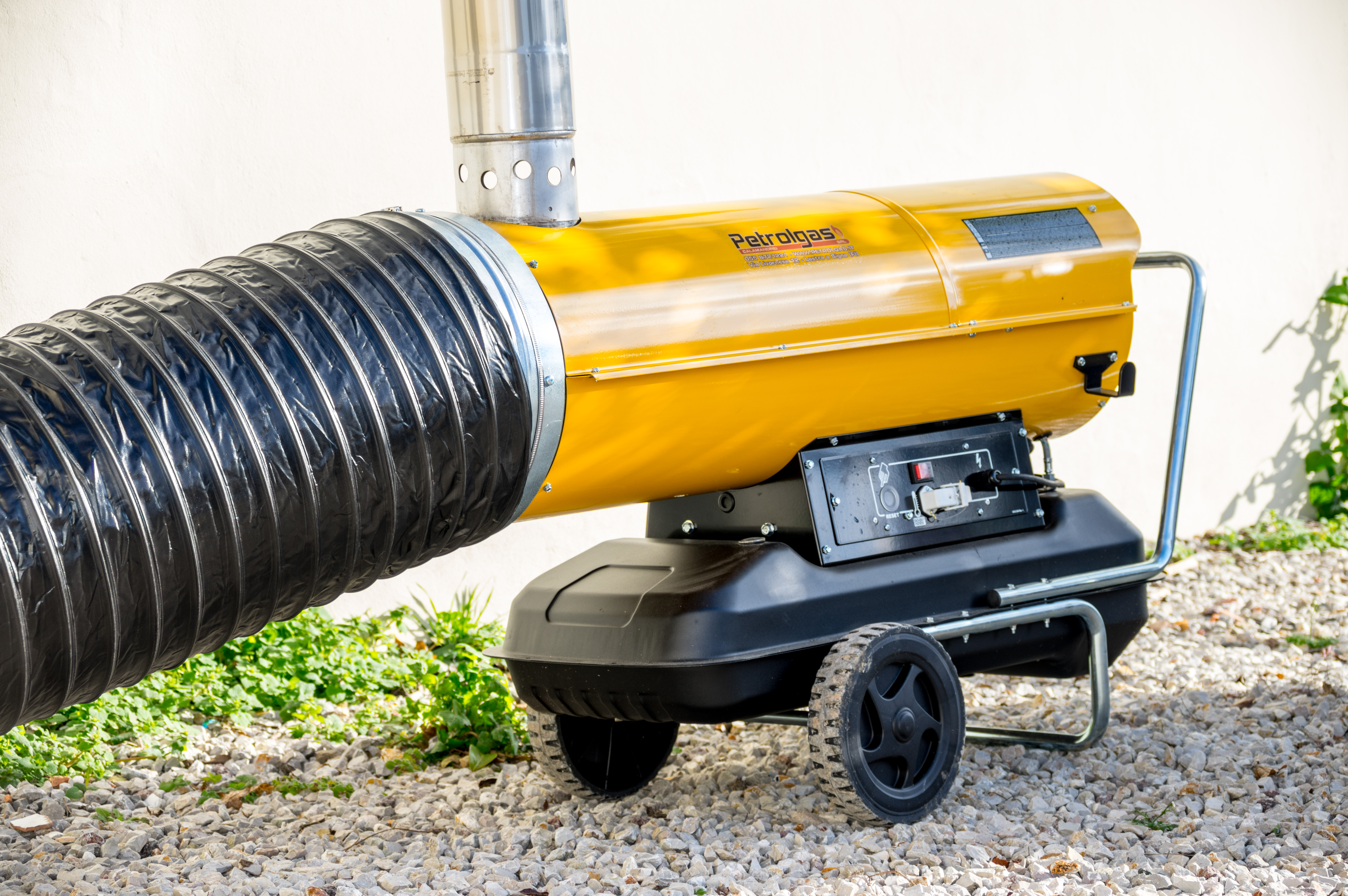 Il Generatore d'aria calda a Gasolio Master BV 110 con canna fumaria per scarico dei fumi in verticale è perfetto per creare cicli chiusi di riscaldamento nella vostra struttura.